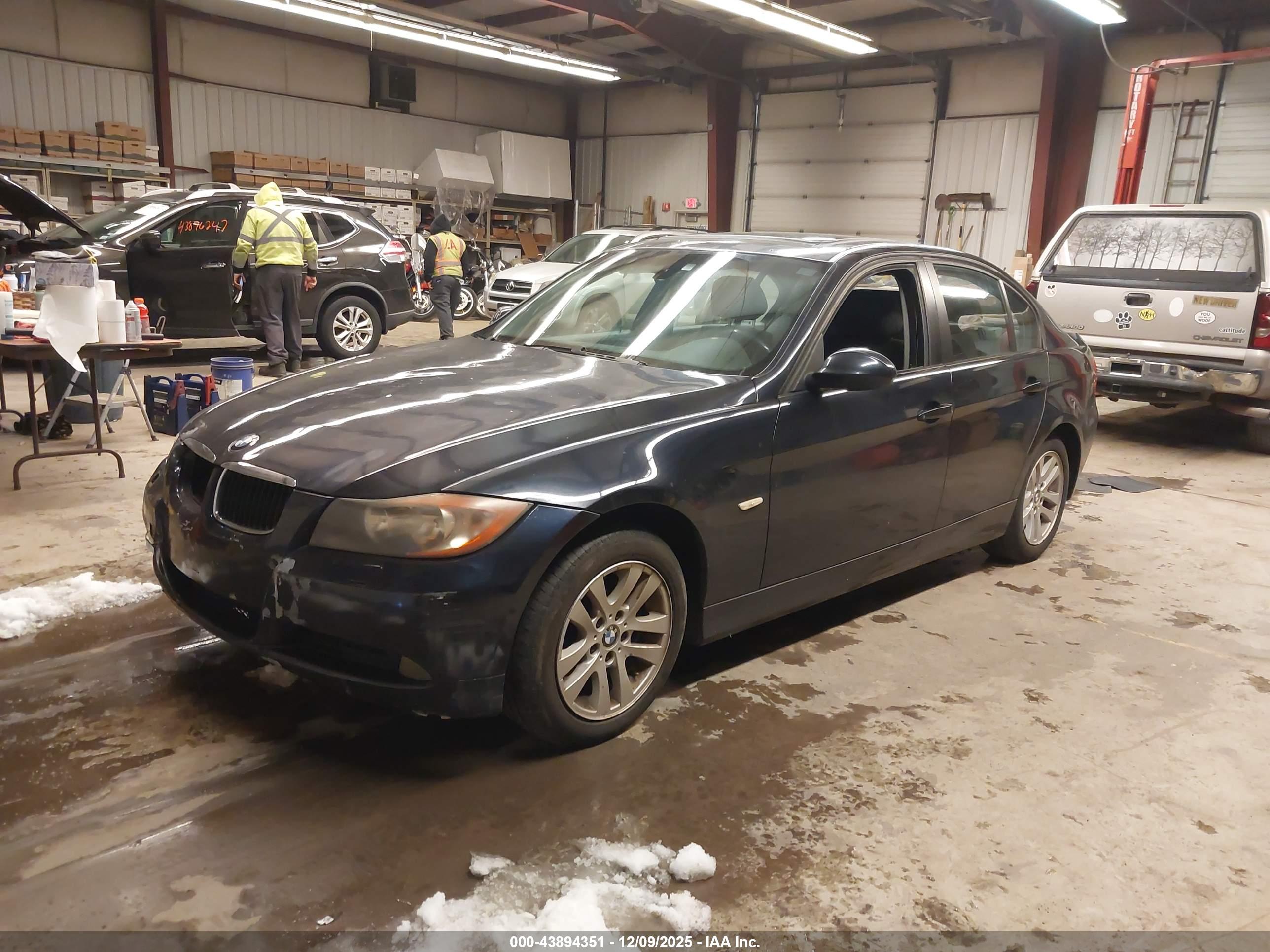BMW 325XI image 2