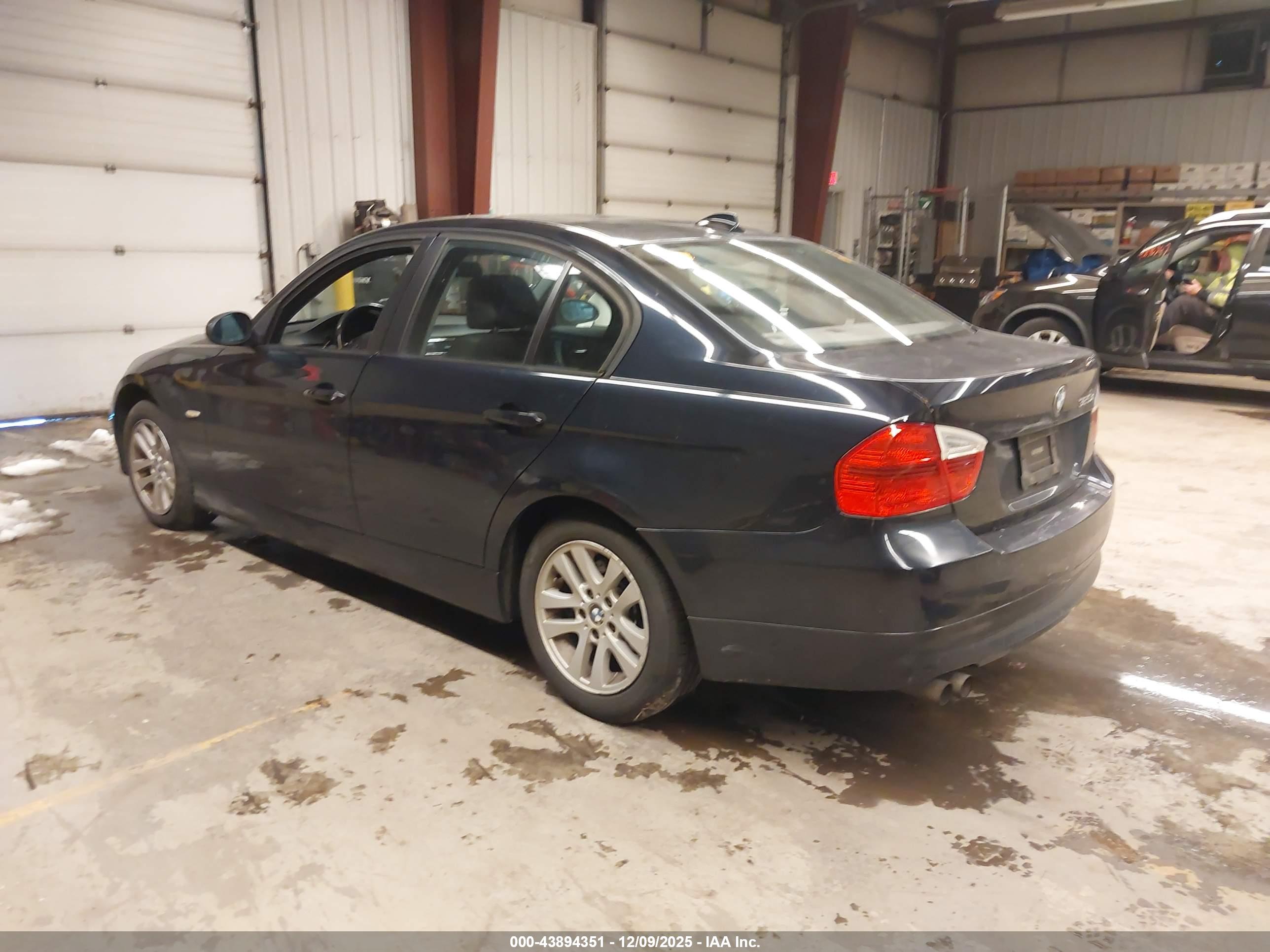 BMW 325XI image 3