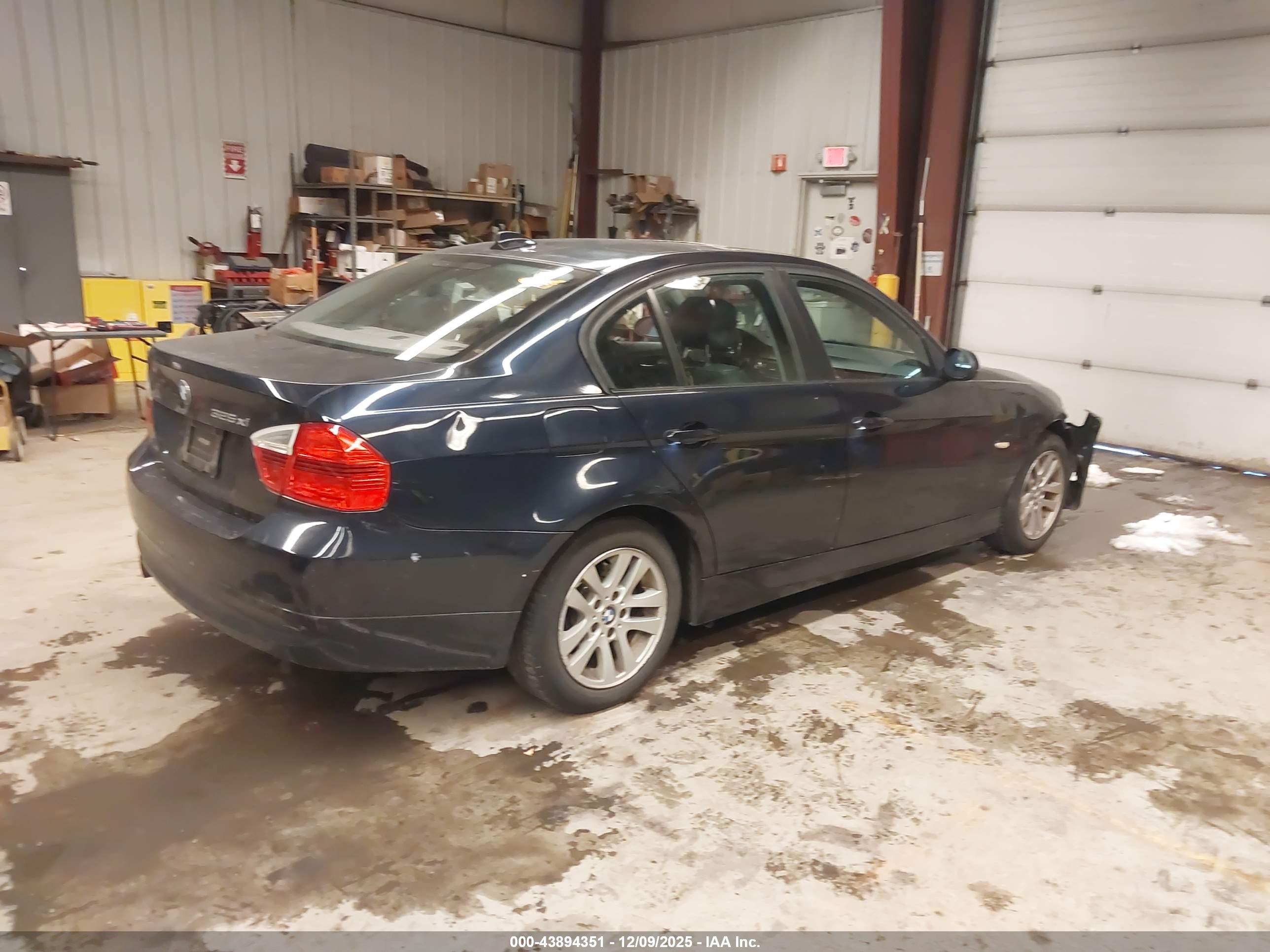 BMW 325XI image 4