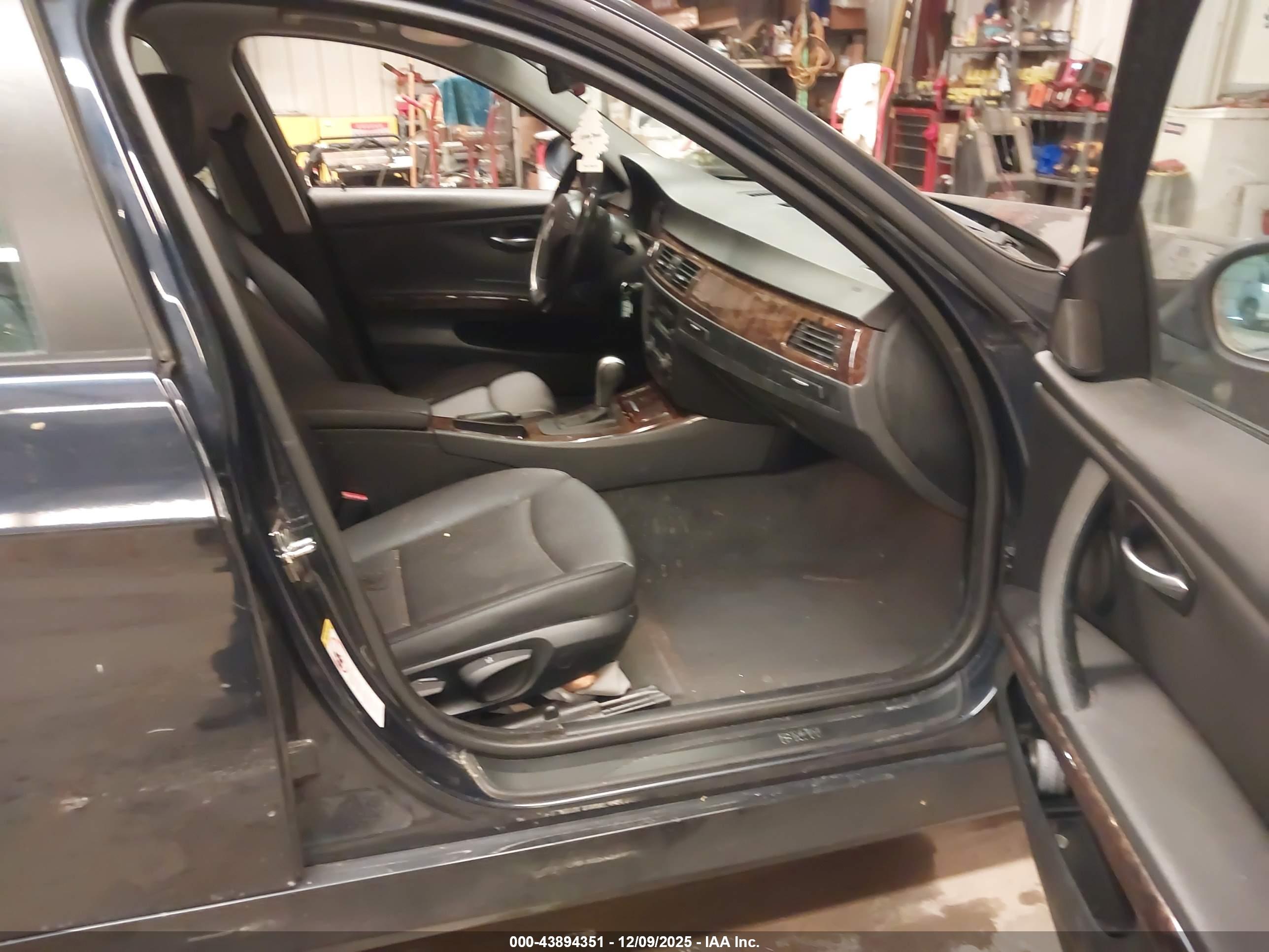 BMW 325XI image 5
