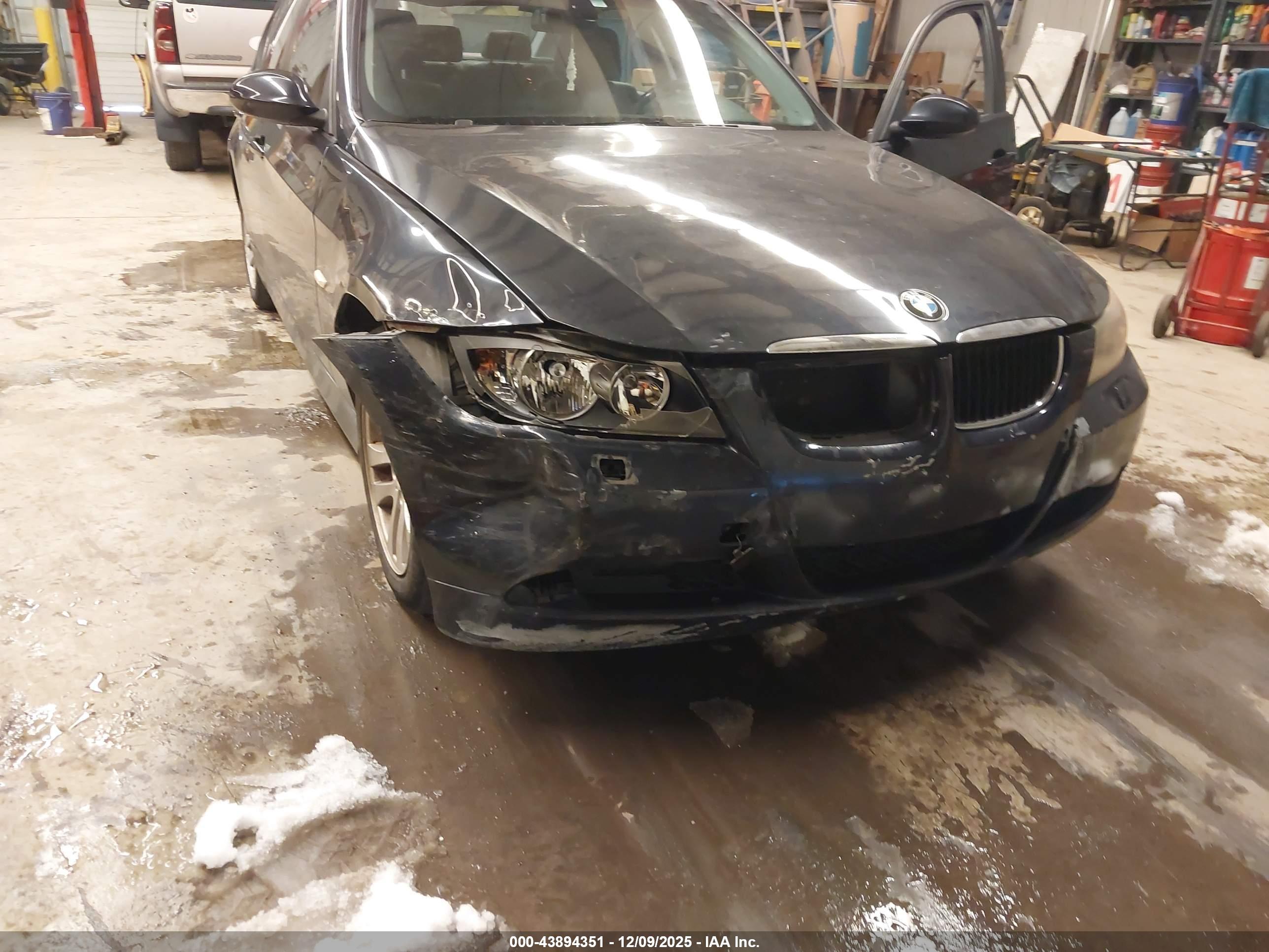 BMW 325XI image 6