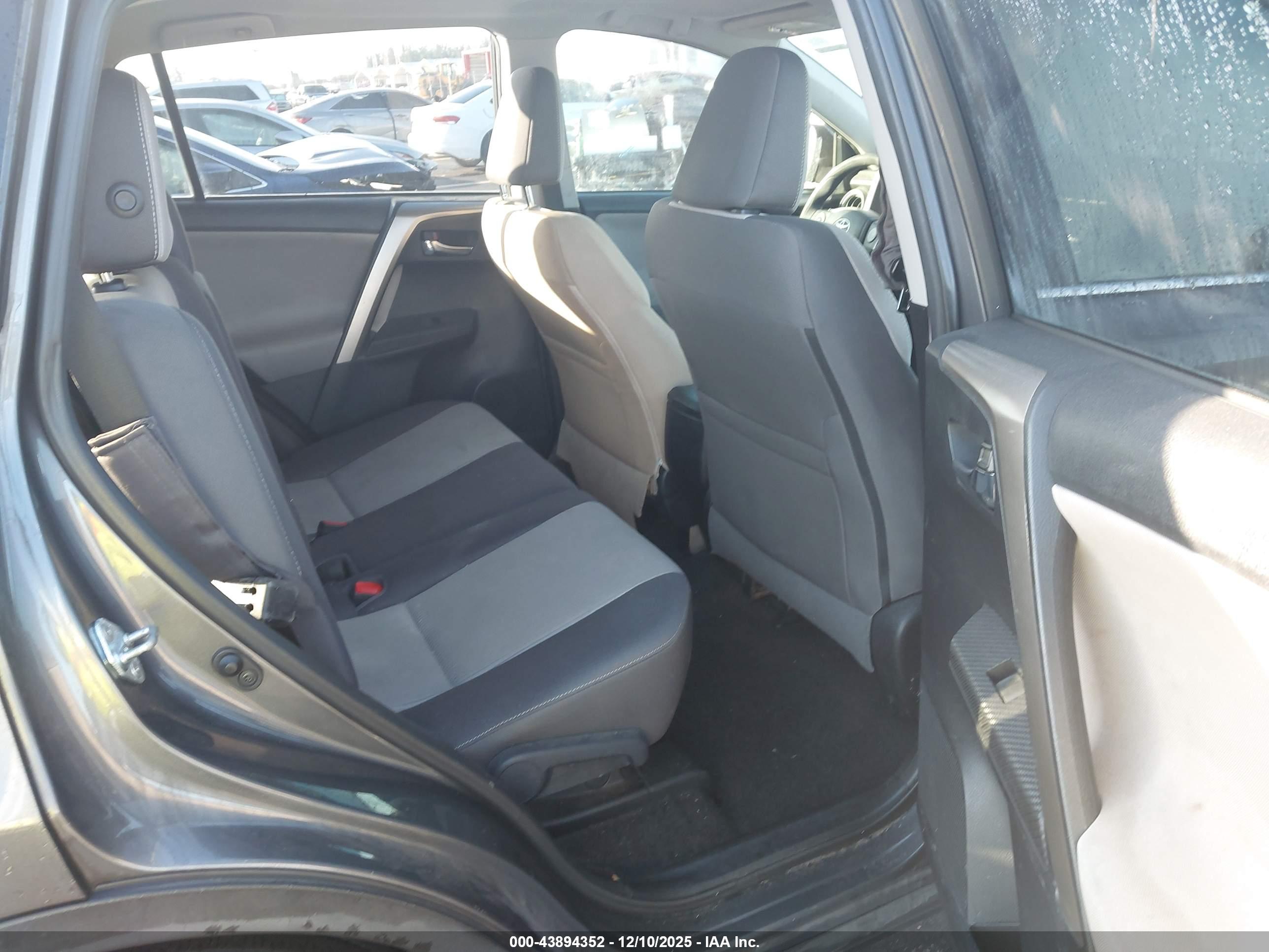 TOYOTA RAV4 image 8