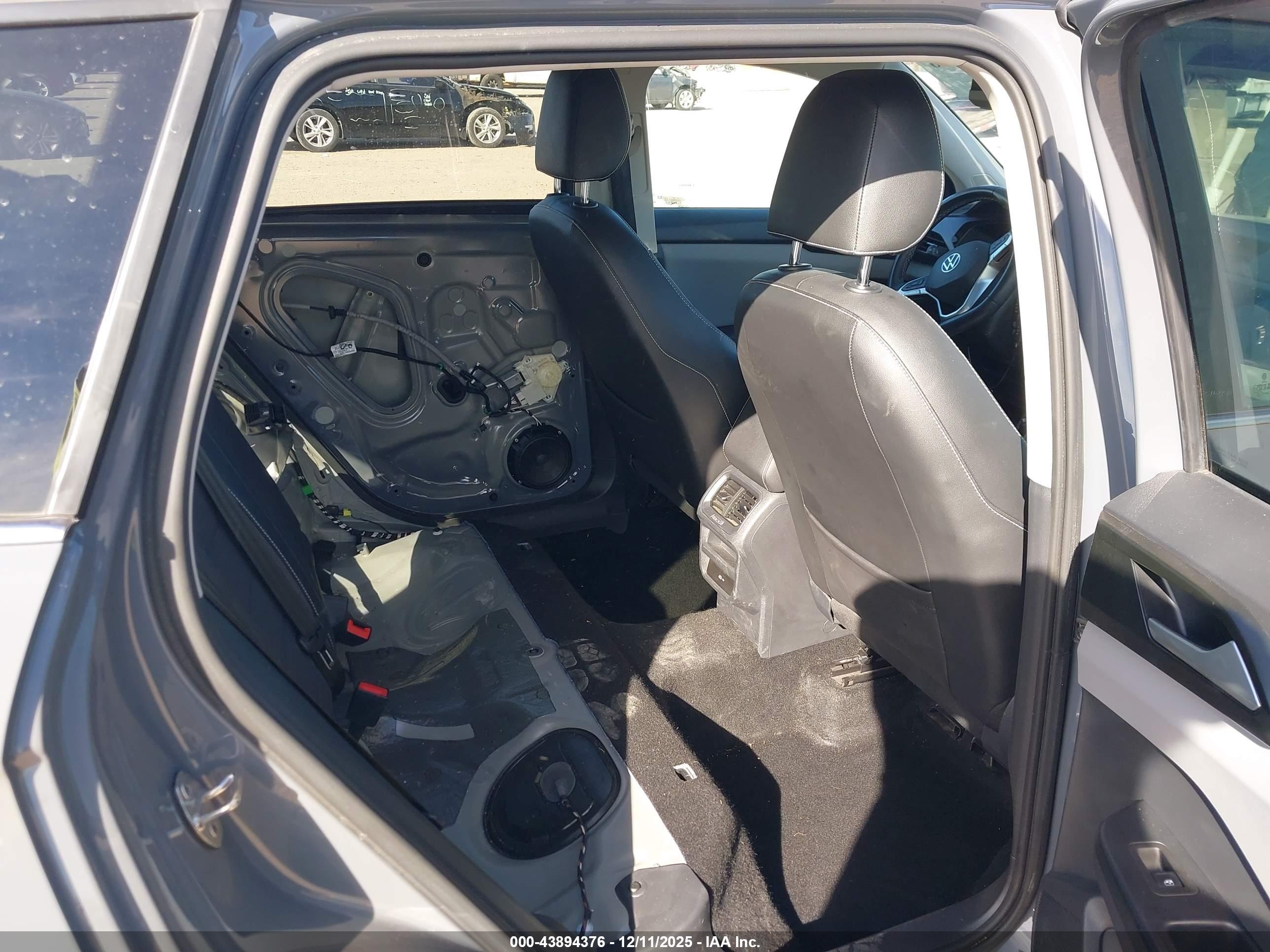 VOLKSWAGEN TAOS image 8
