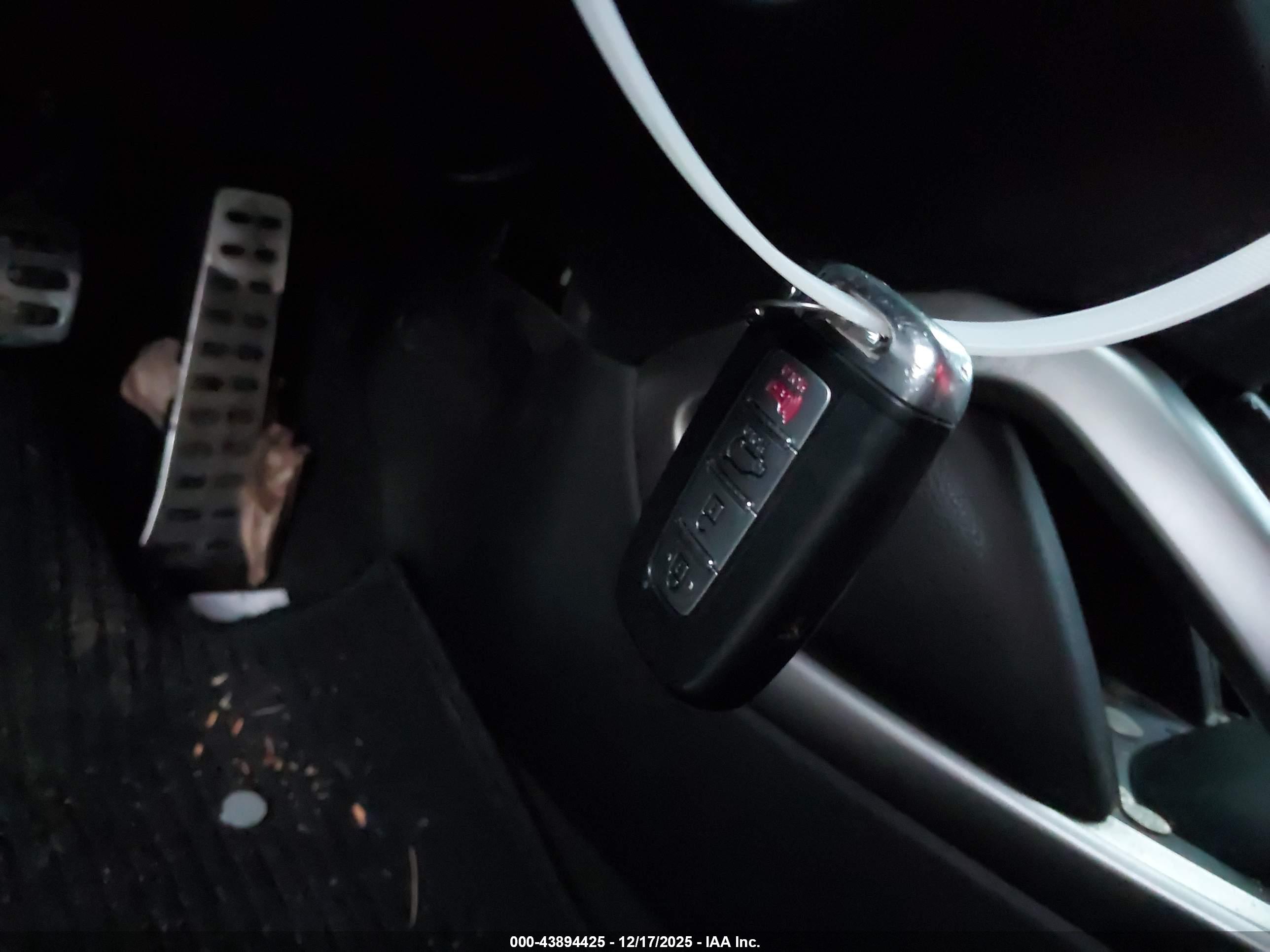 HYUNDAI VELOSTER image 11