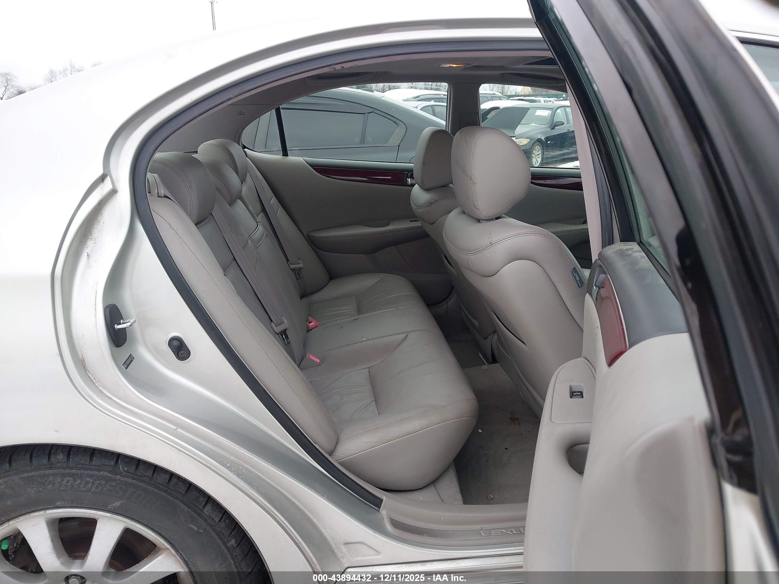 LEXUS ES image 8