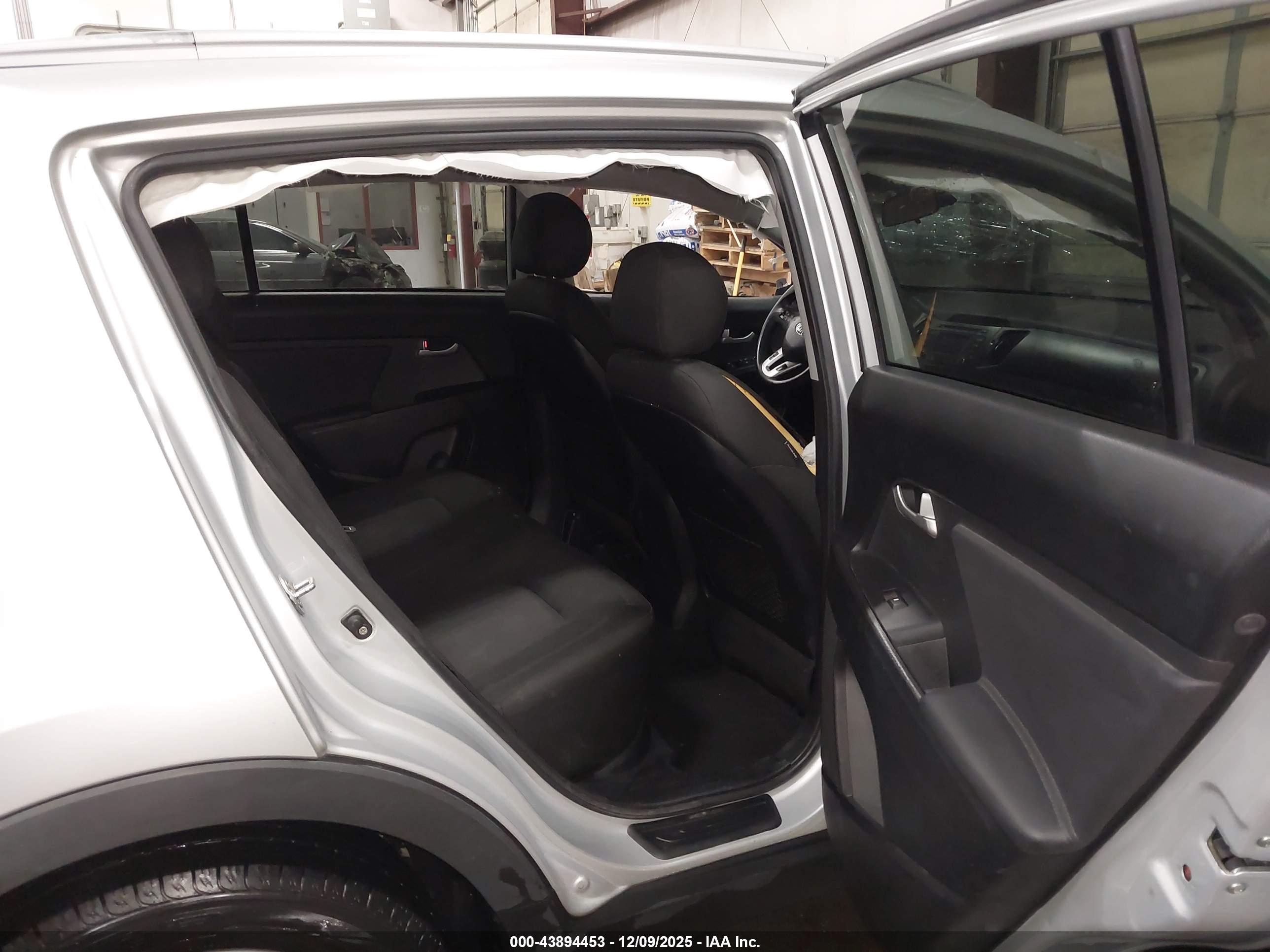 KIA SPORTAGE image 8