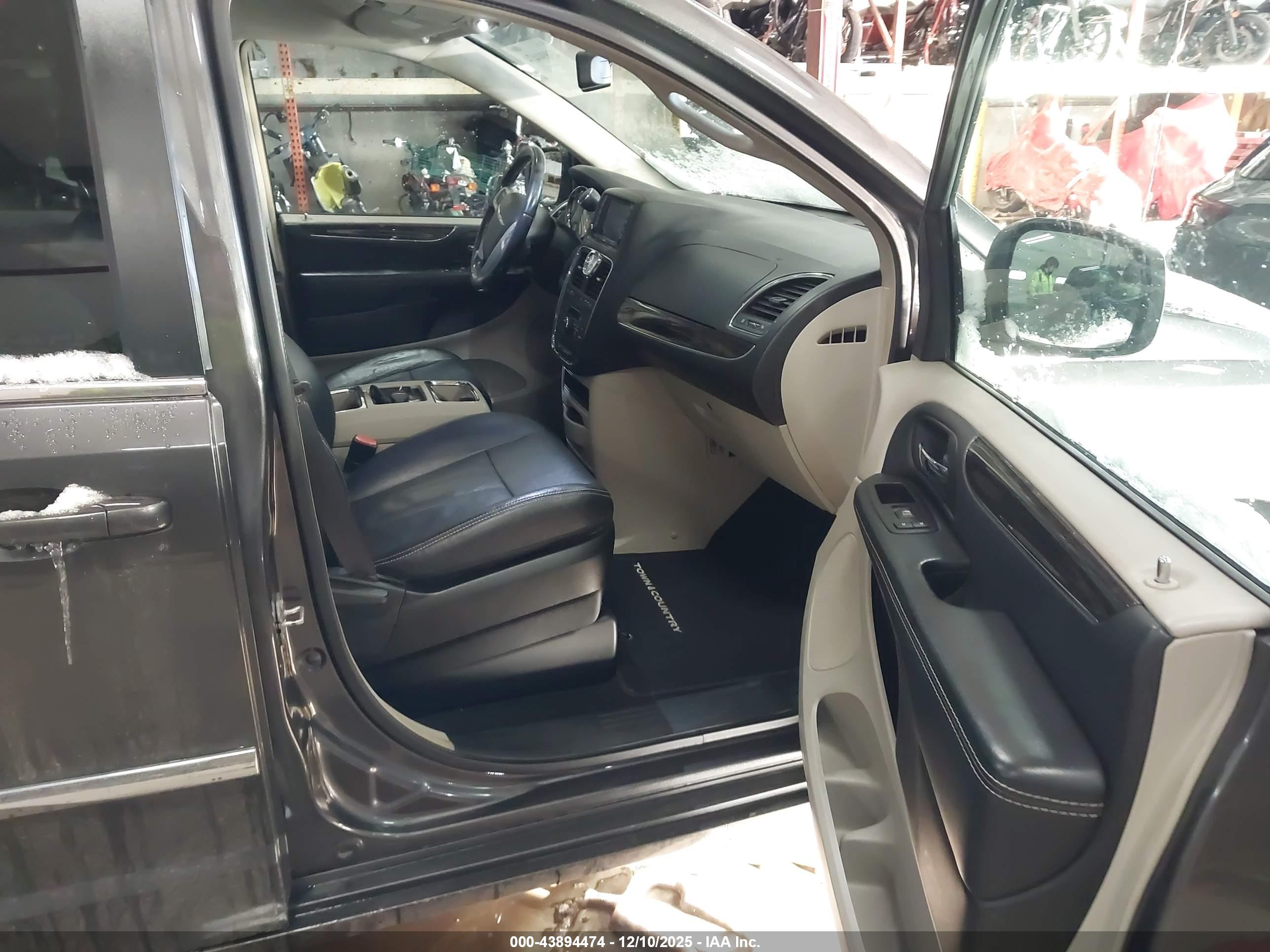 CHRYSLER TOWN image 5
