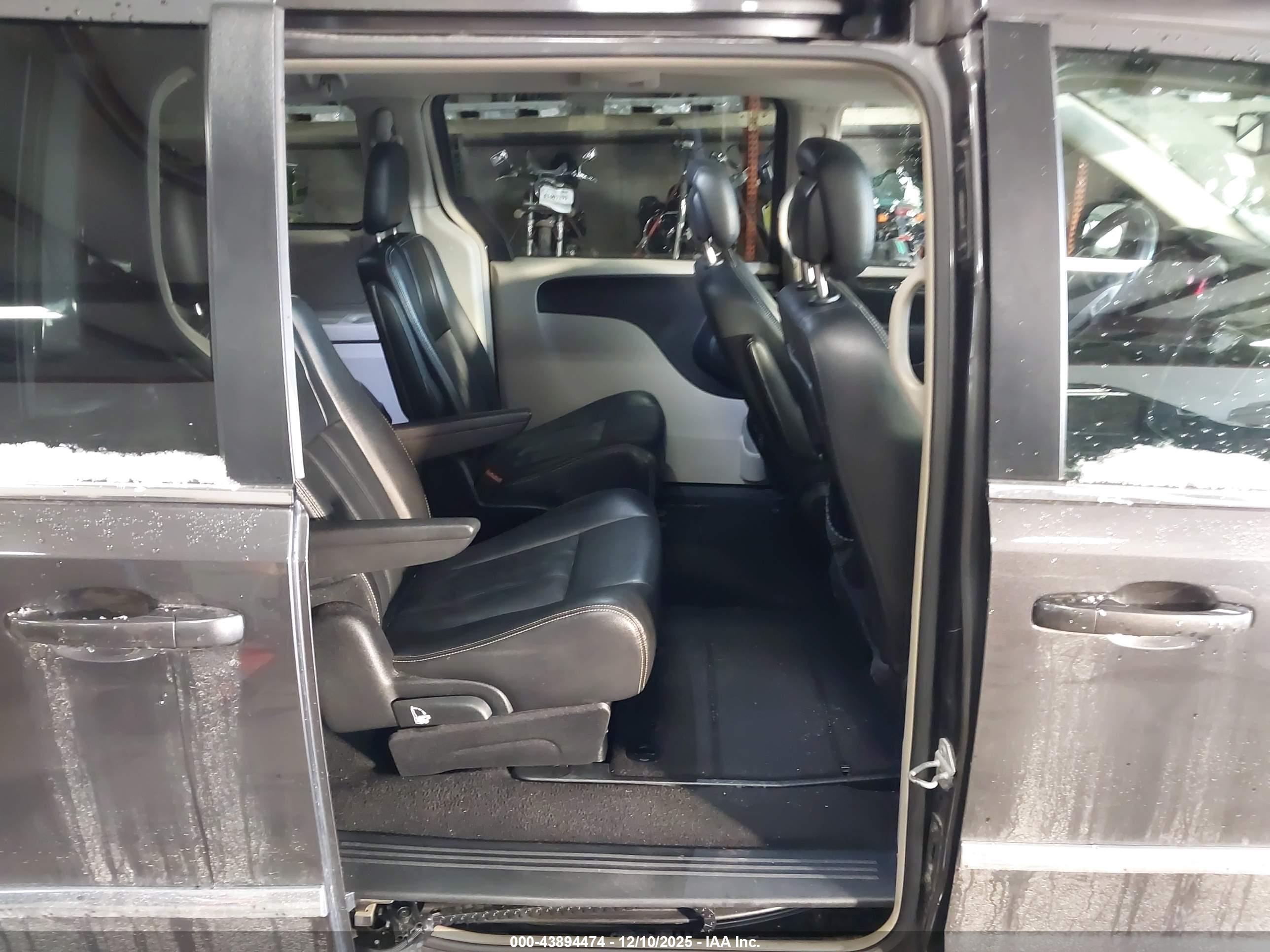 CHRYSLER TOWN image 8