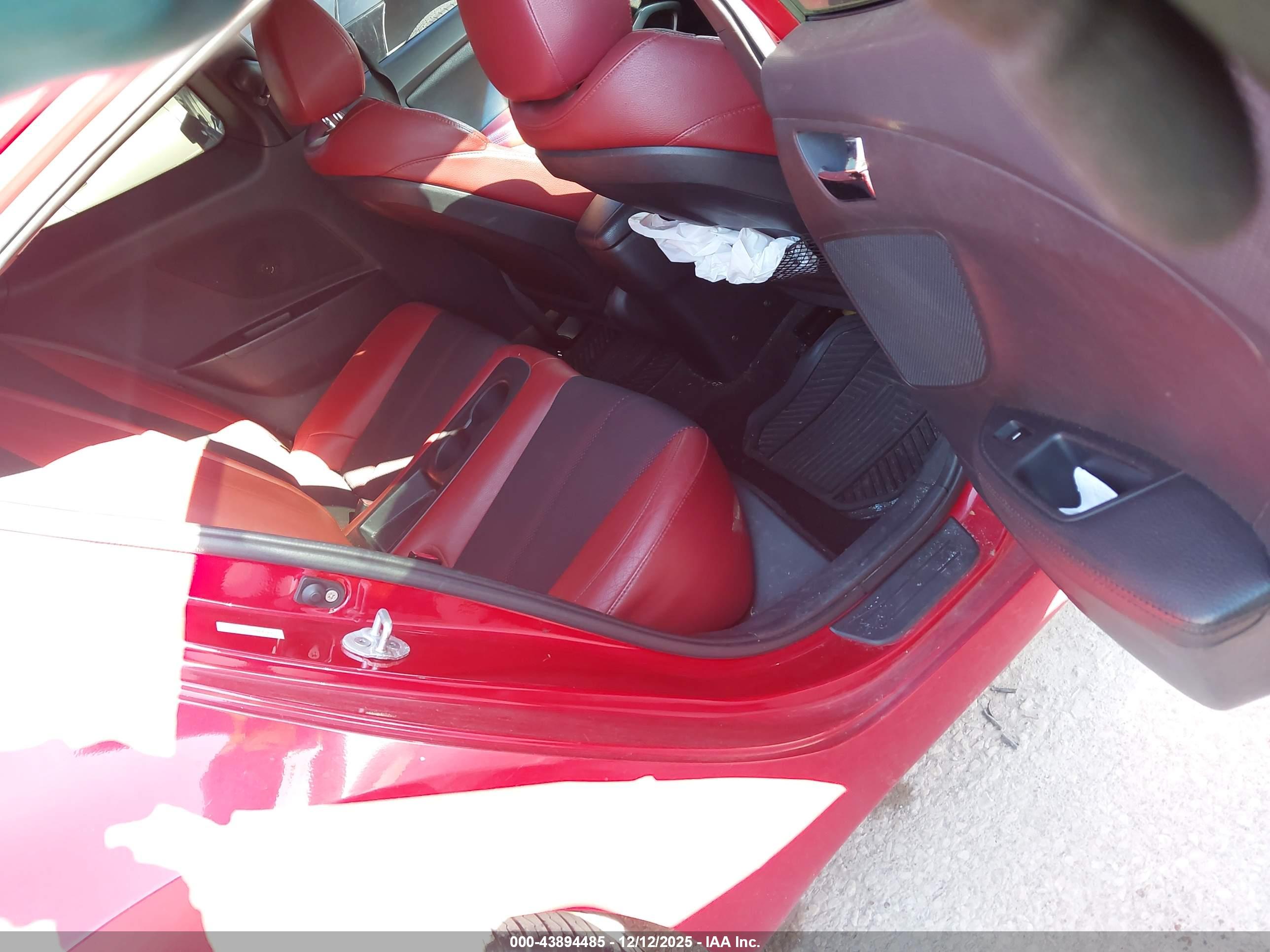 HYUNDAI VELOSTER image 8