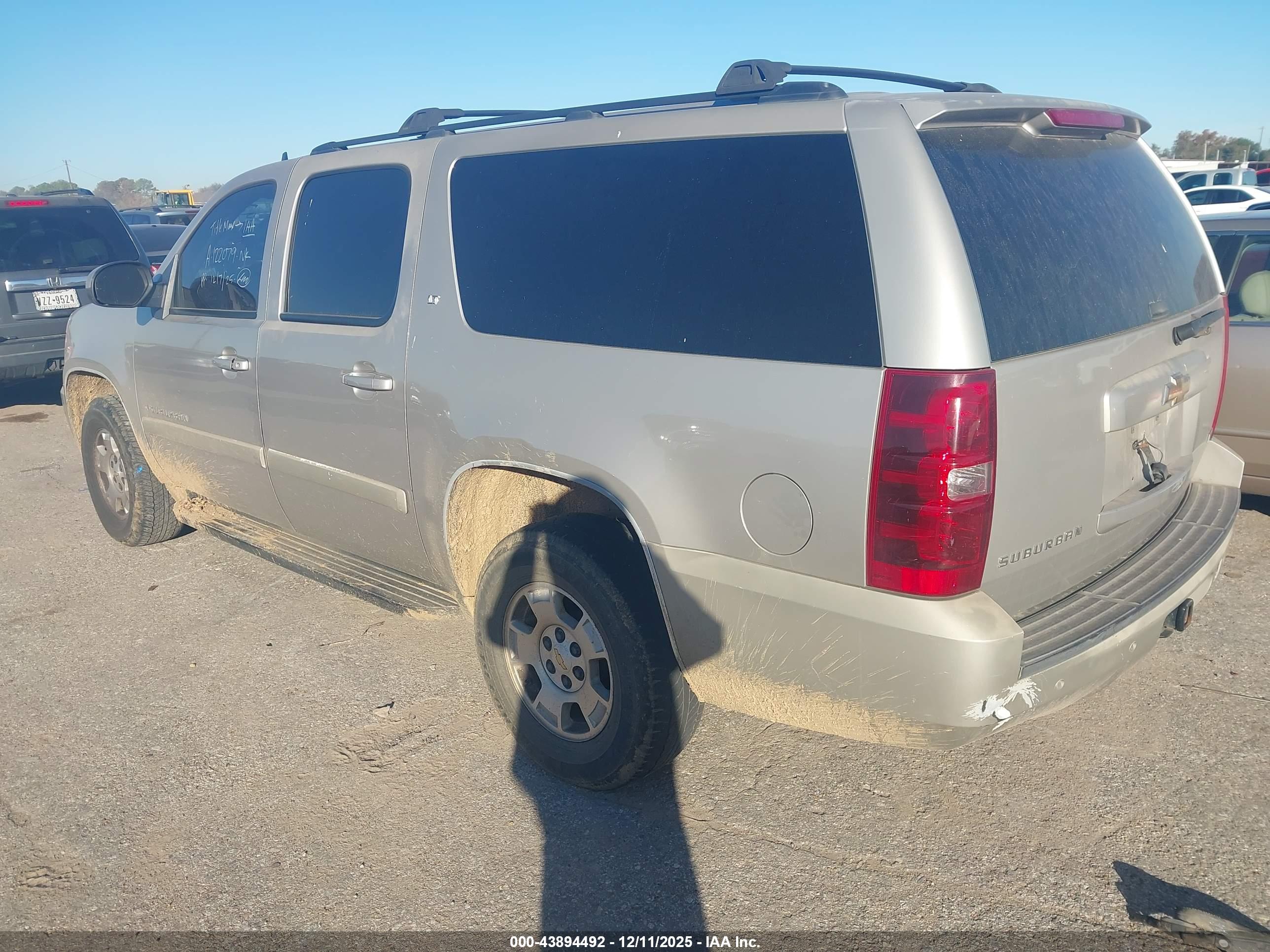 CHEVROLET SUBURBAN image 3