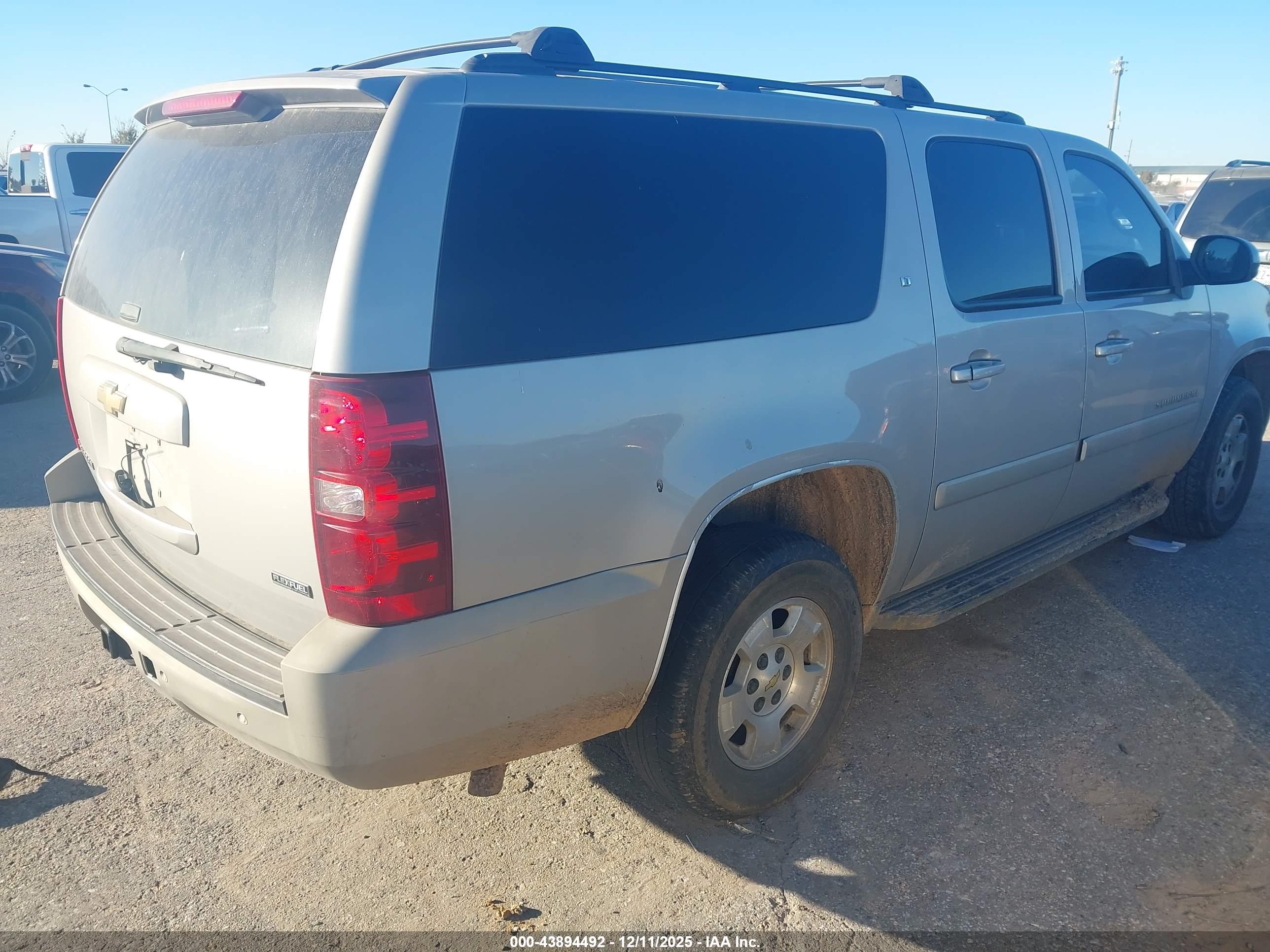CHEVROLET SUBURBAN image 4