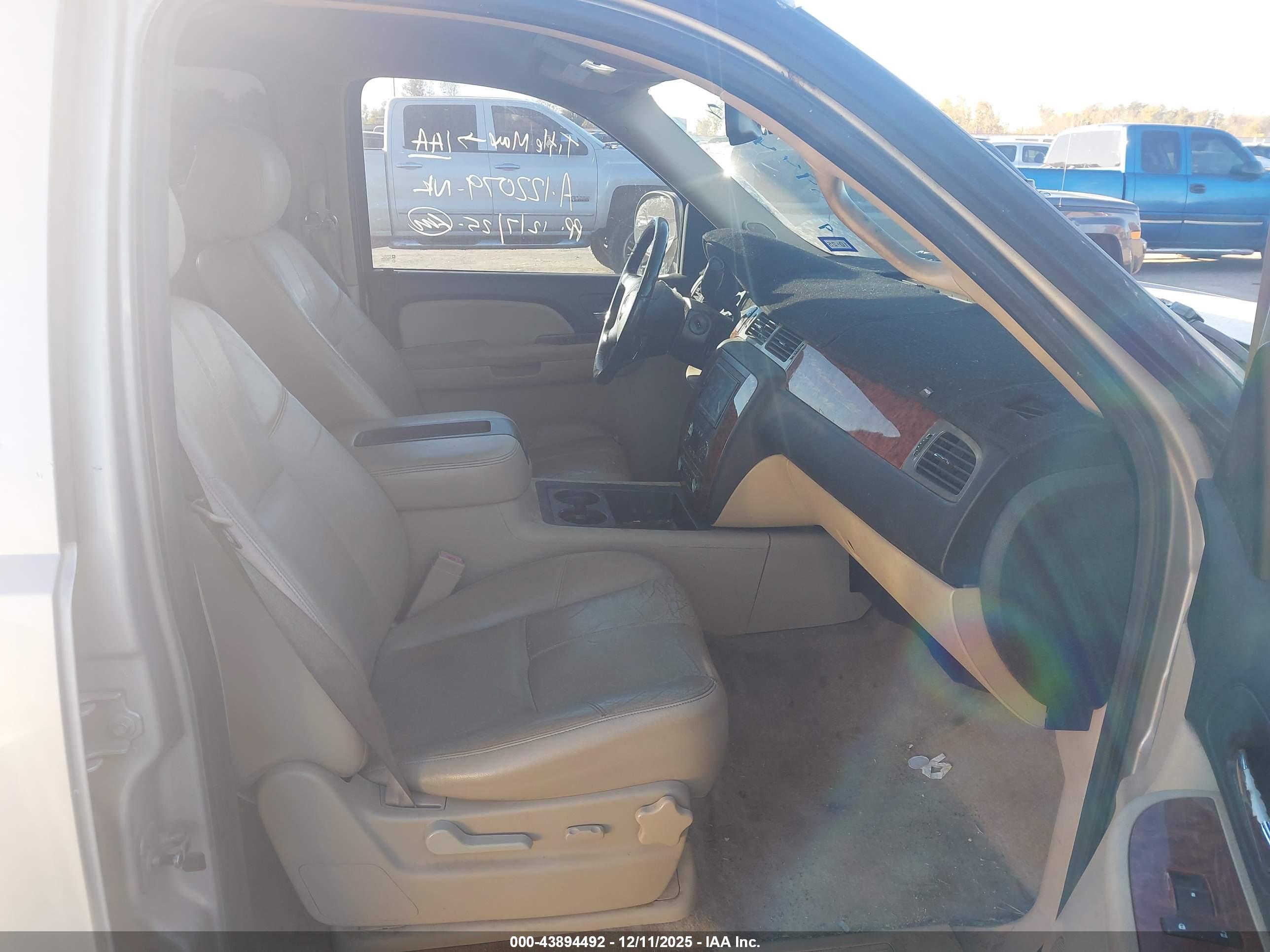 CHEVROLET SUBURBAN image 5