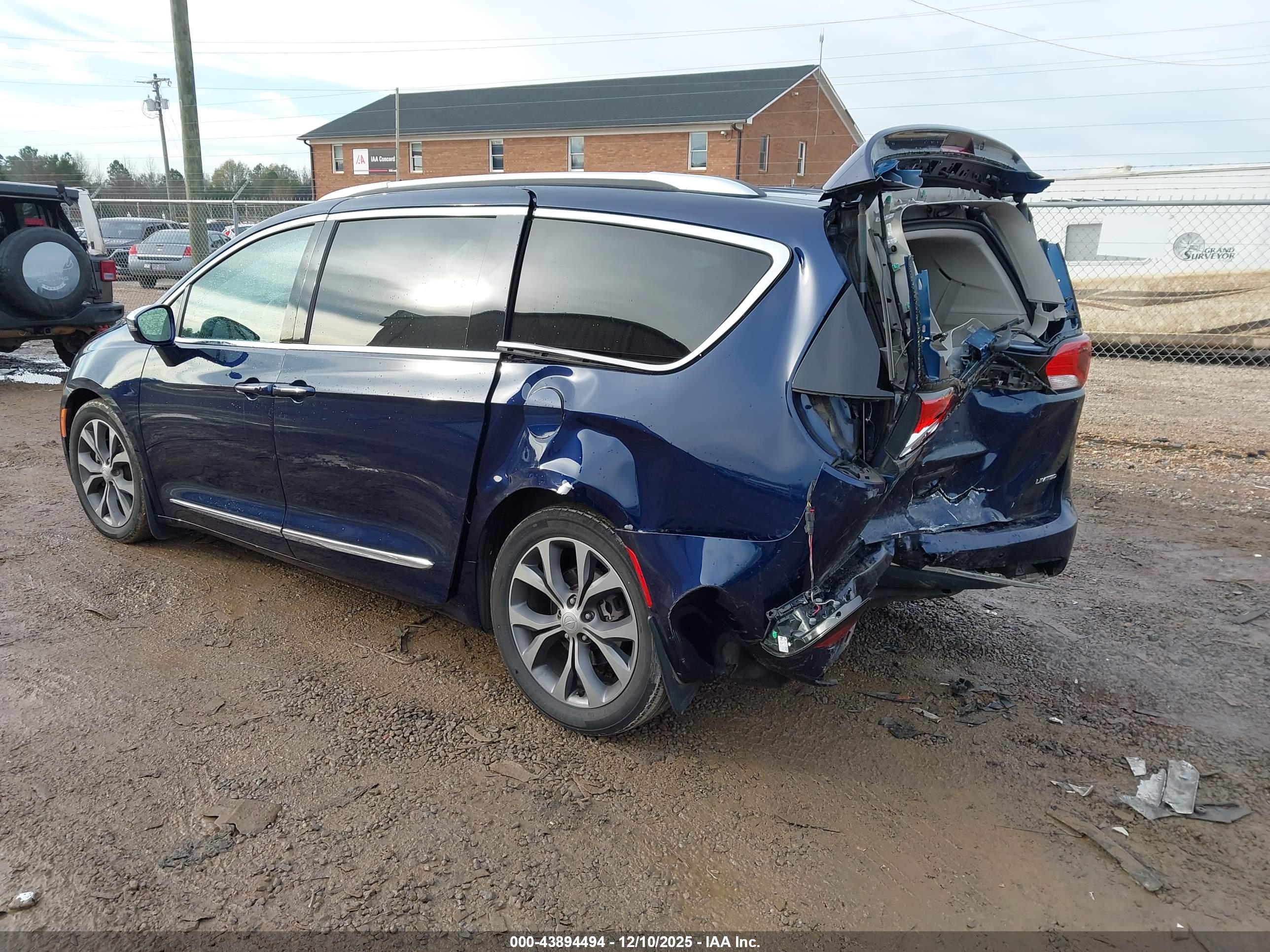 CHRYSLER PACIFICA image 3
