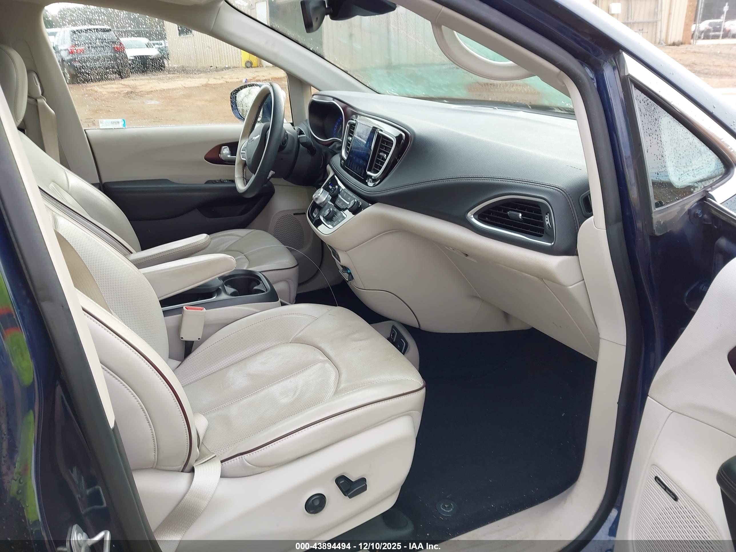 CHRYSLER PACIFICA image 5