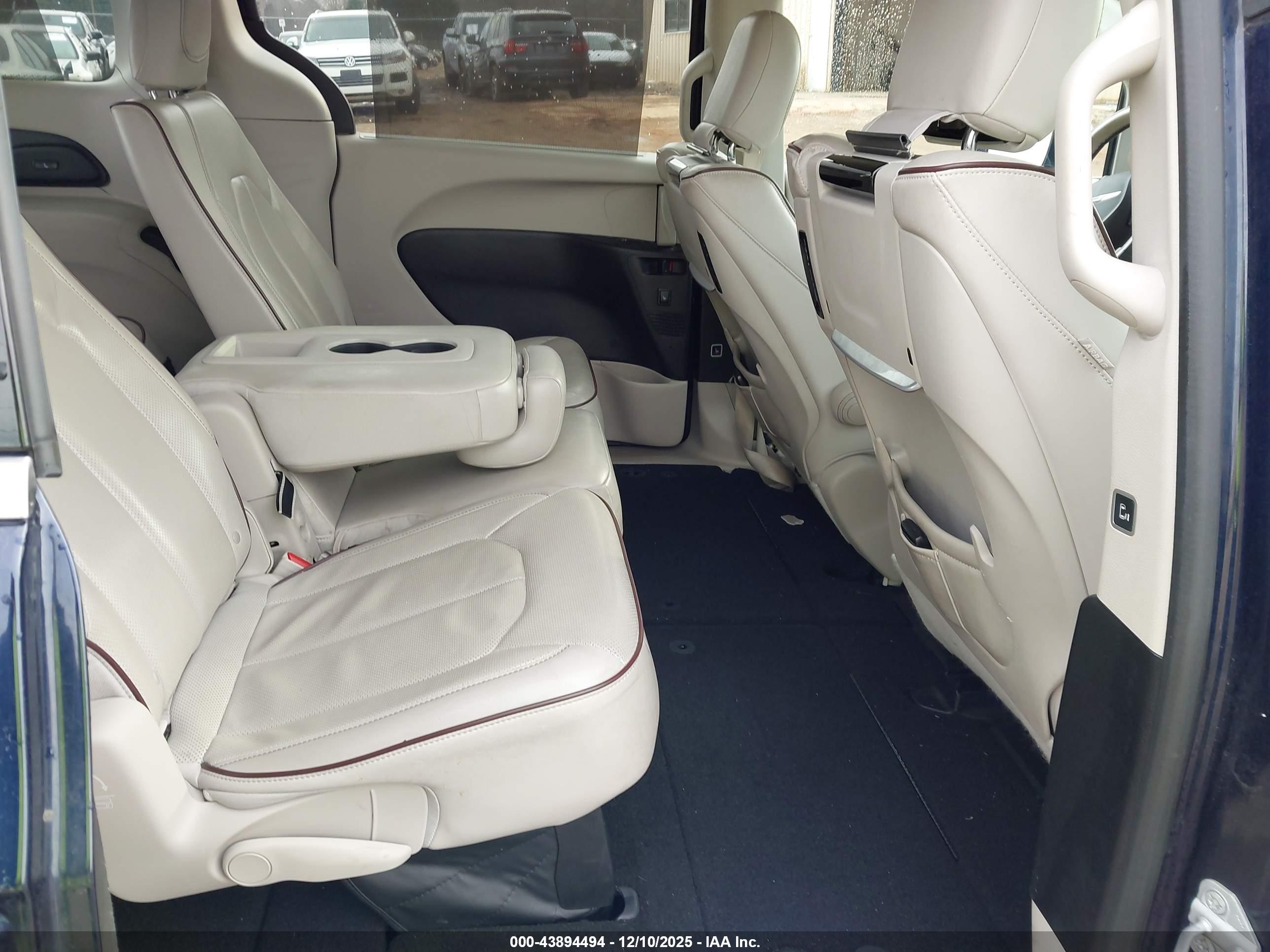 CHRYSLER PACIFICA image 8