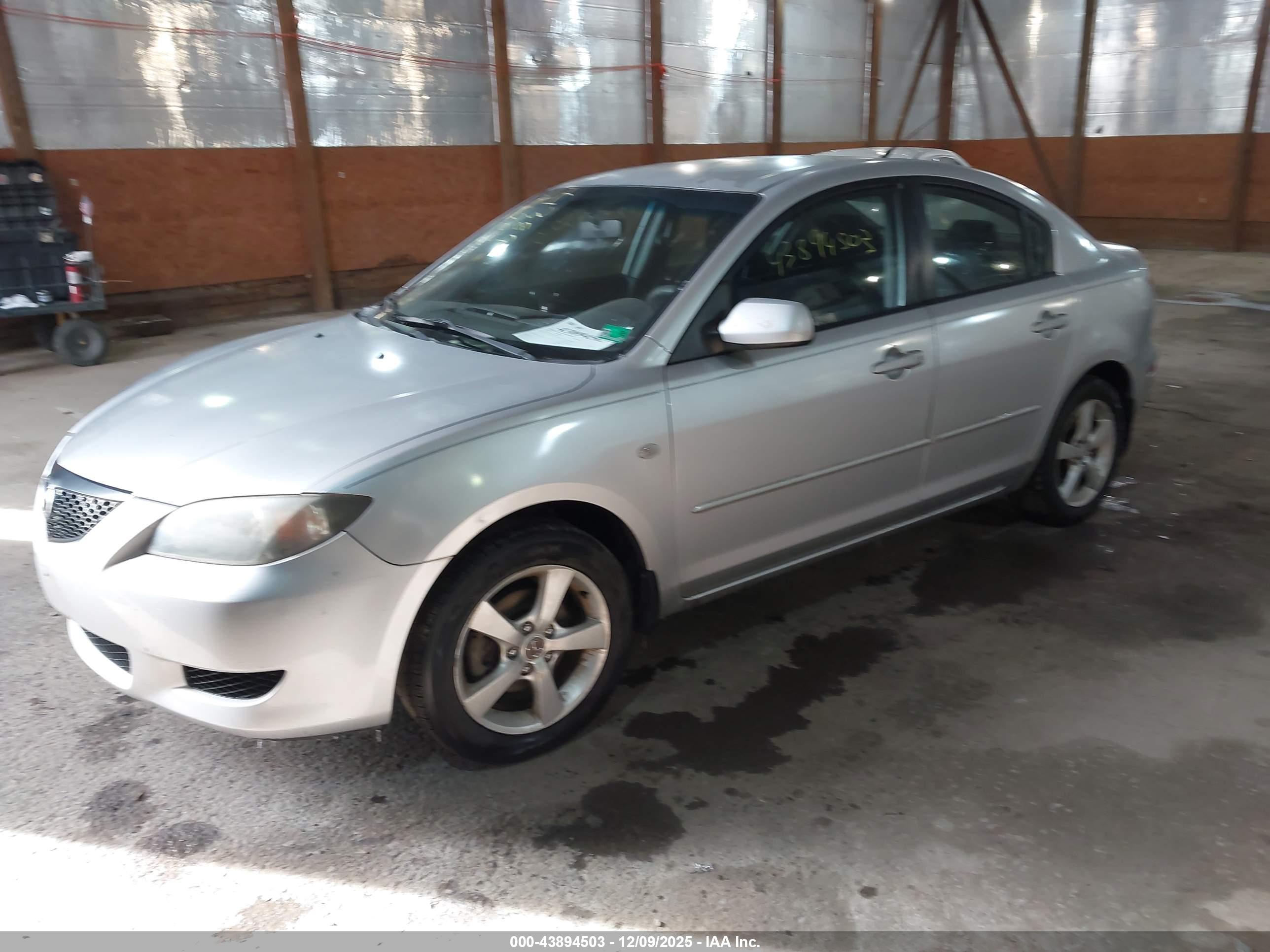 MAZDA MAZDA3 image 2