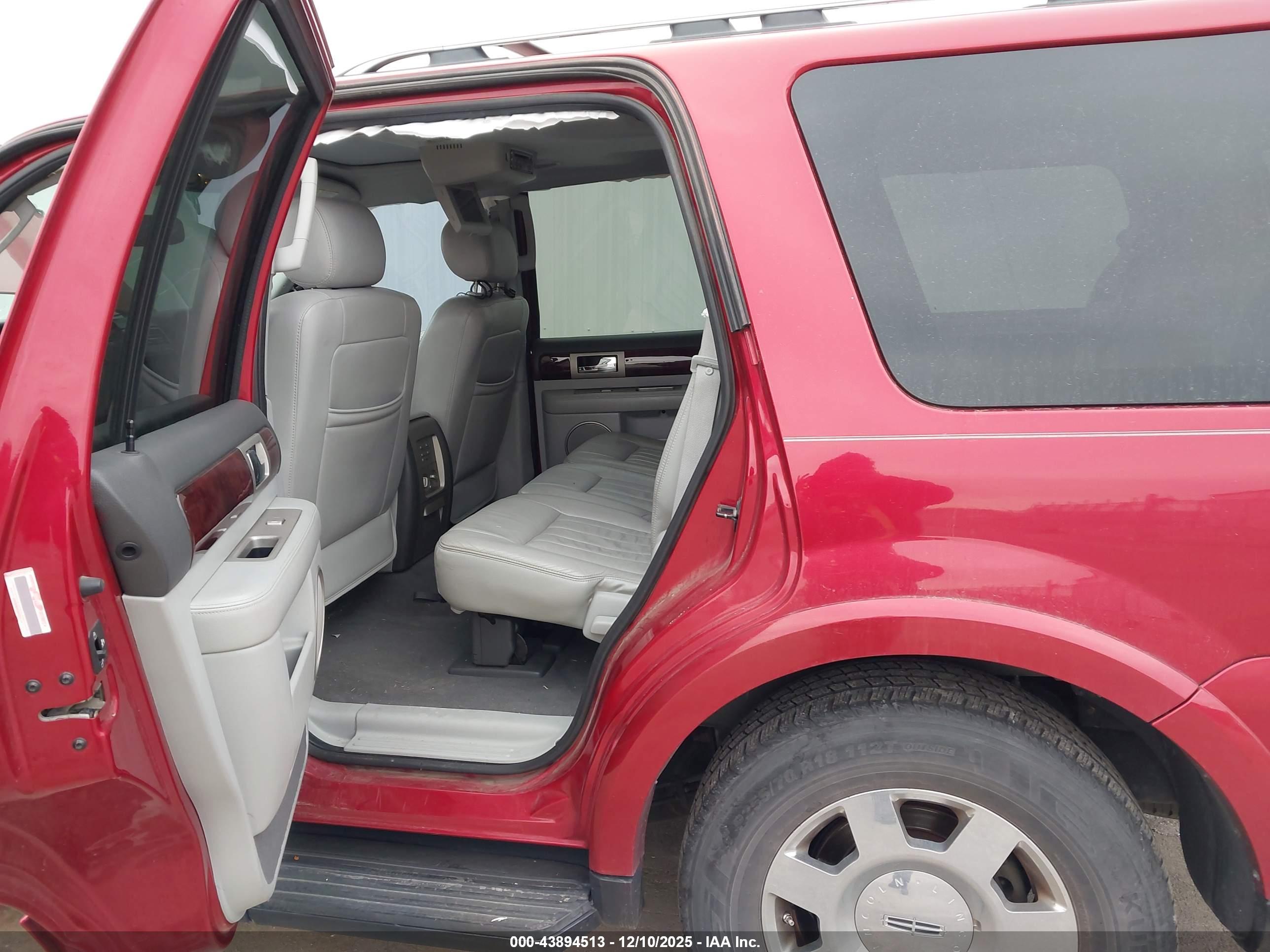 LINCOLN NAVIGATOR image 8