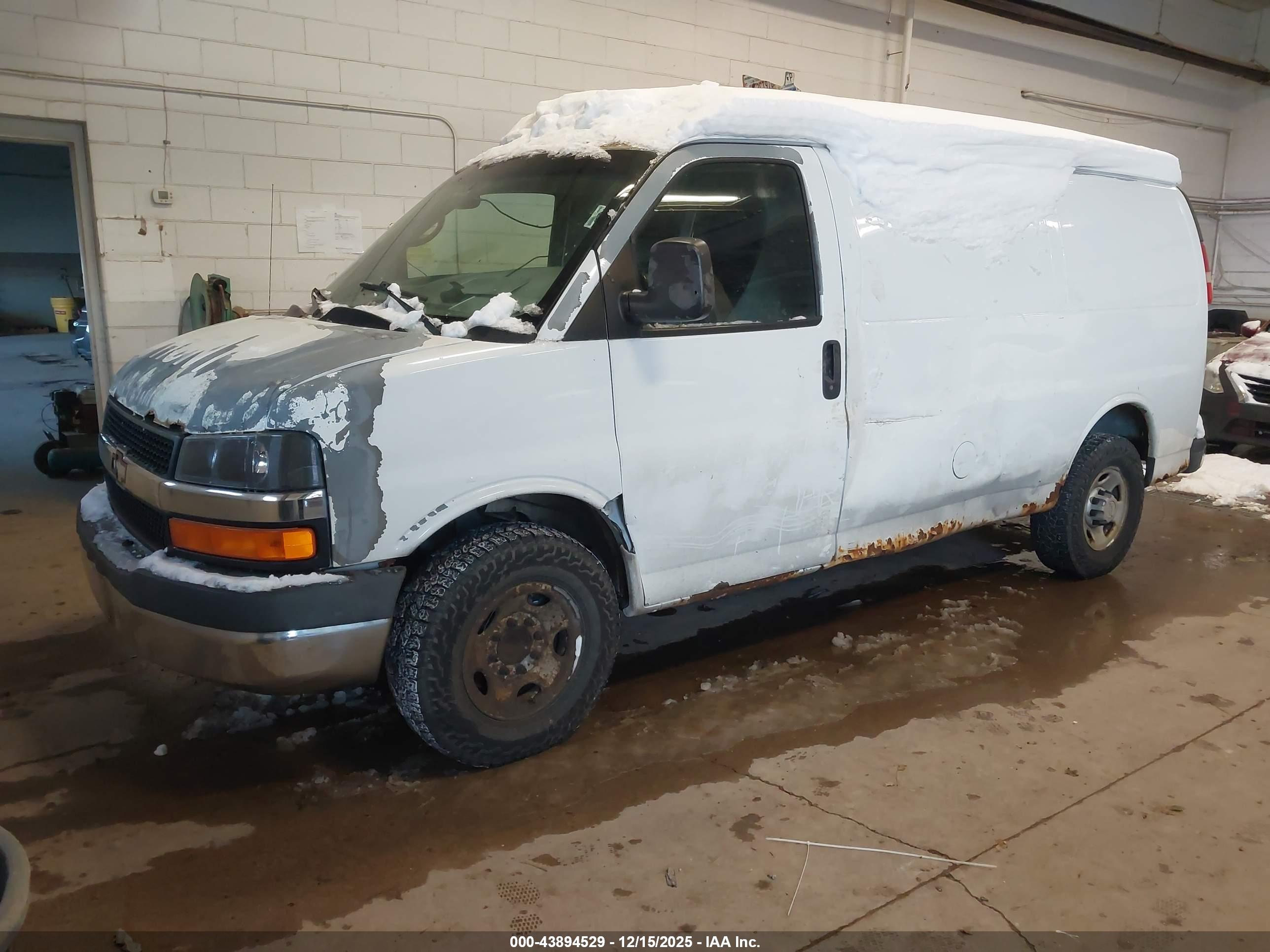 CHEVROLET EXPRESS image 2