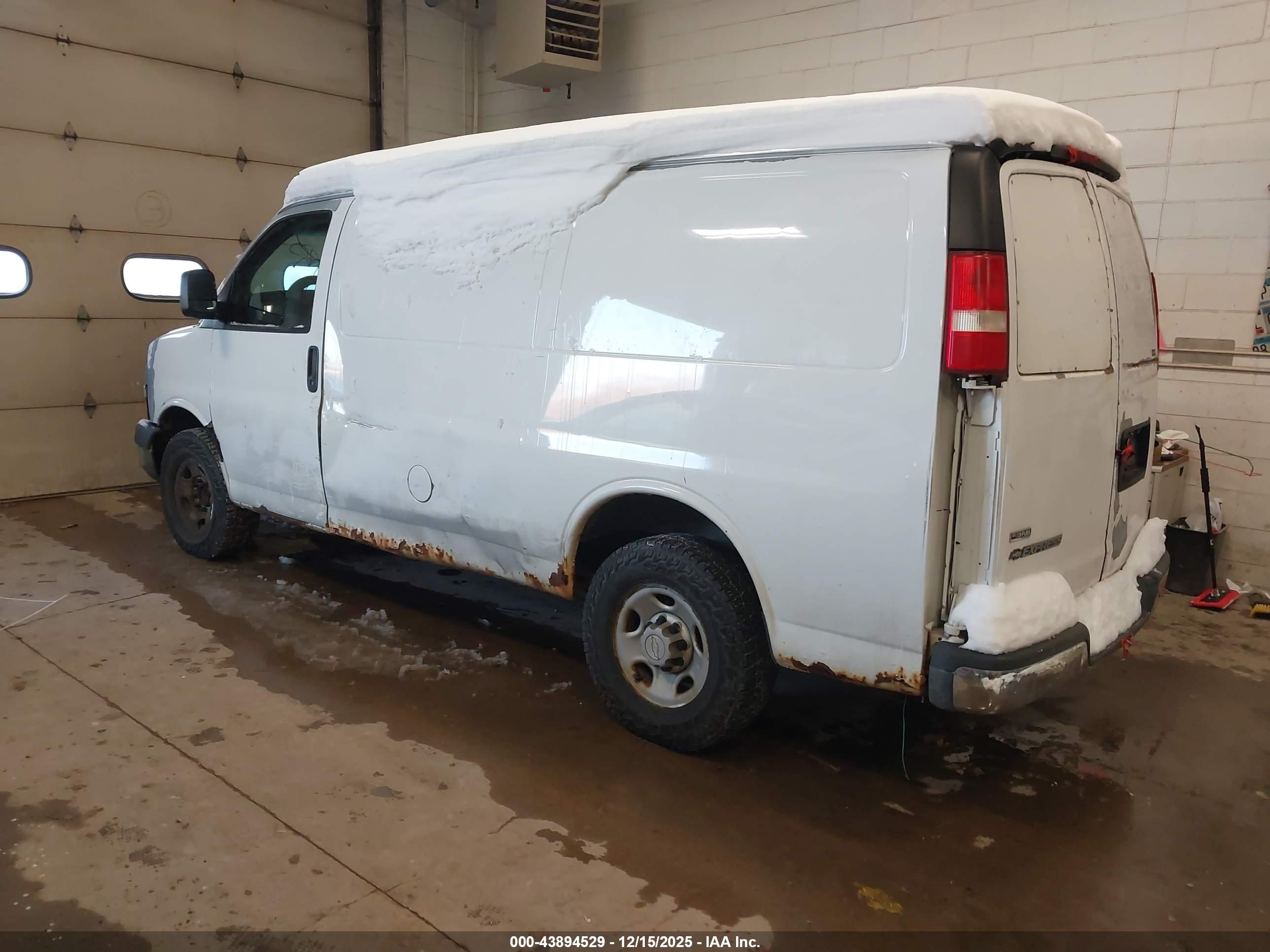 CHEVROLET EXPRESS image 3
