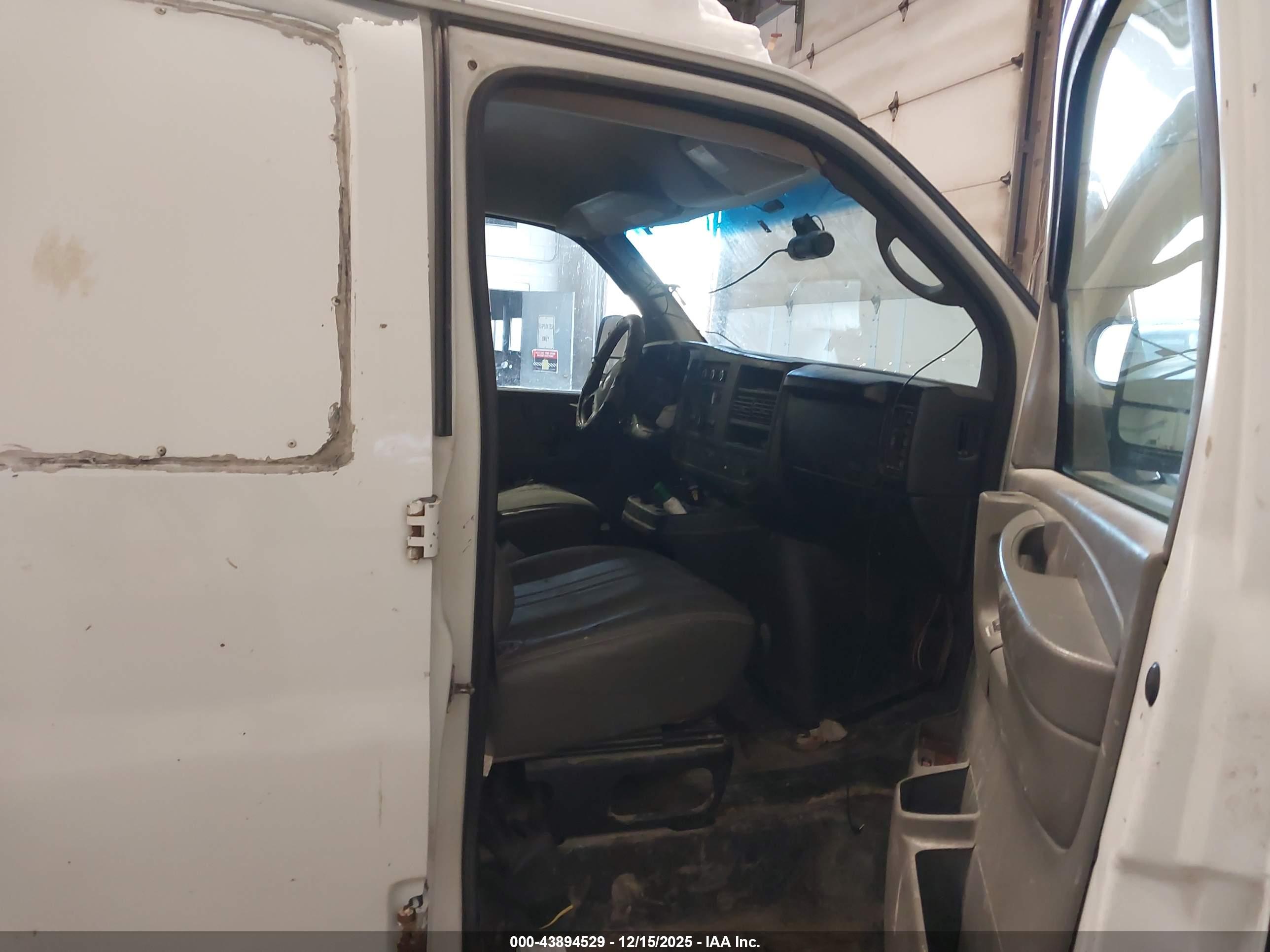 CHEVROLET EXPRESS image 5