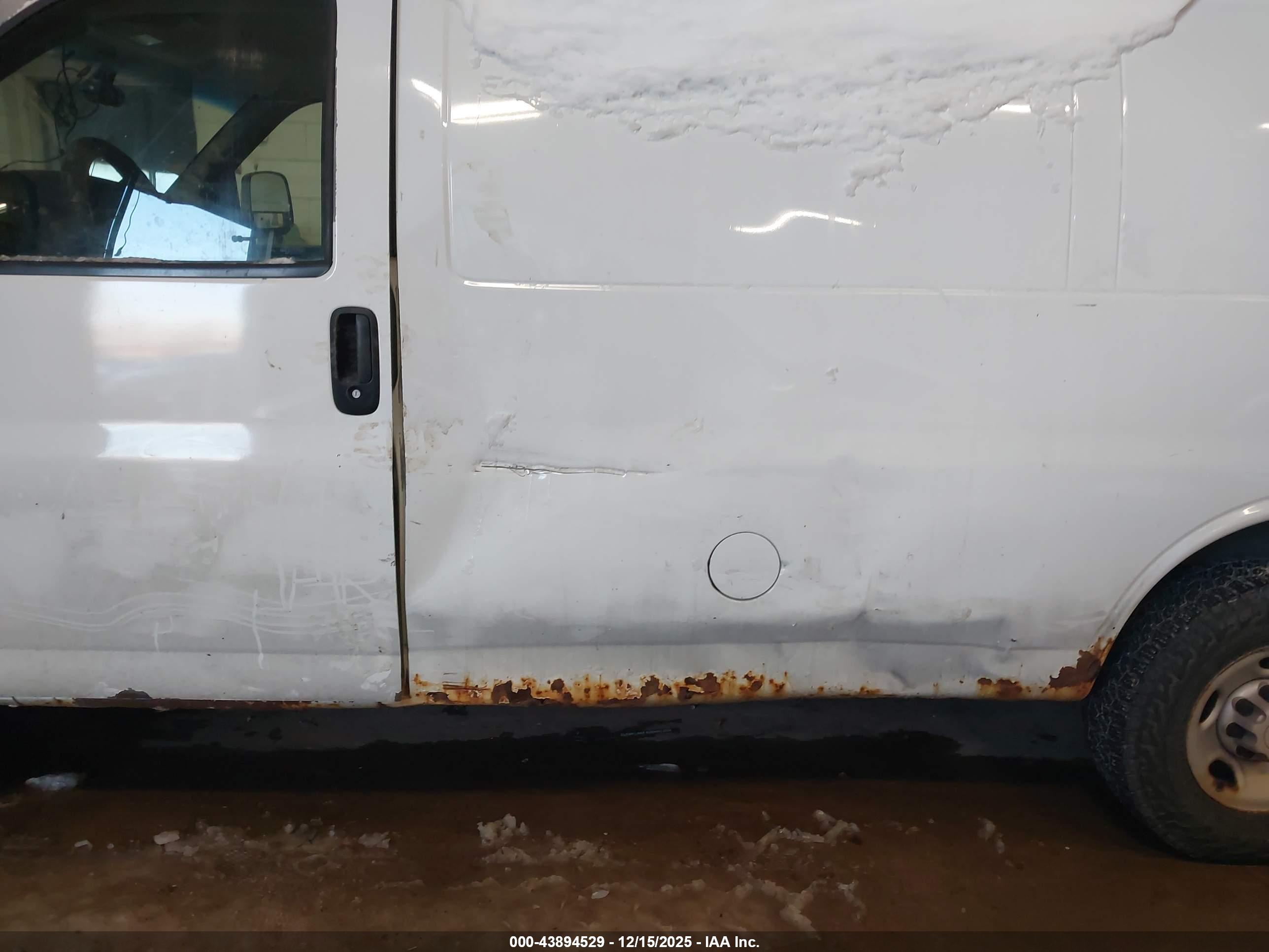 CHEVROLET EXPRESS image 6