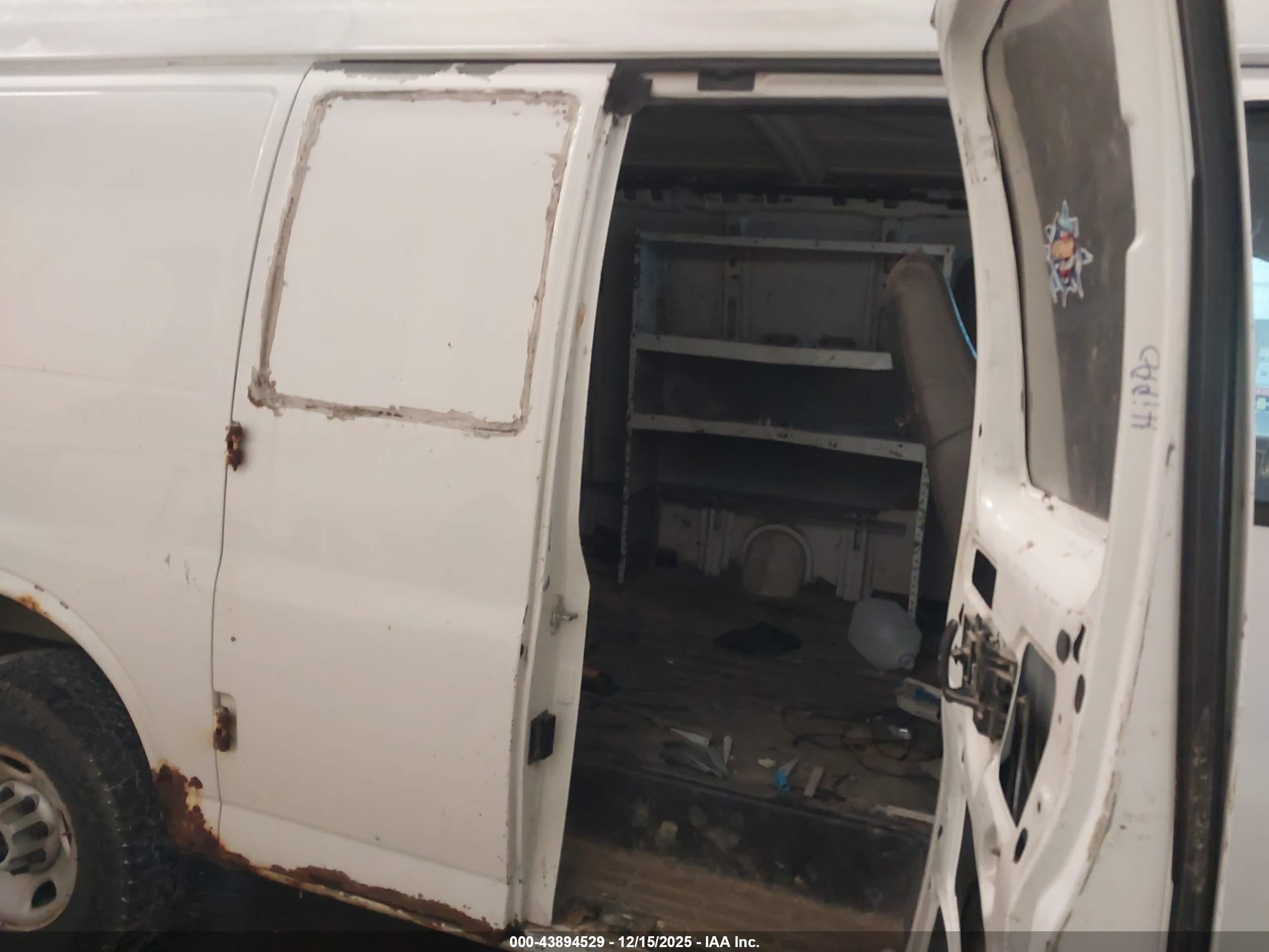 CHEVROLET EXPRESS image 8