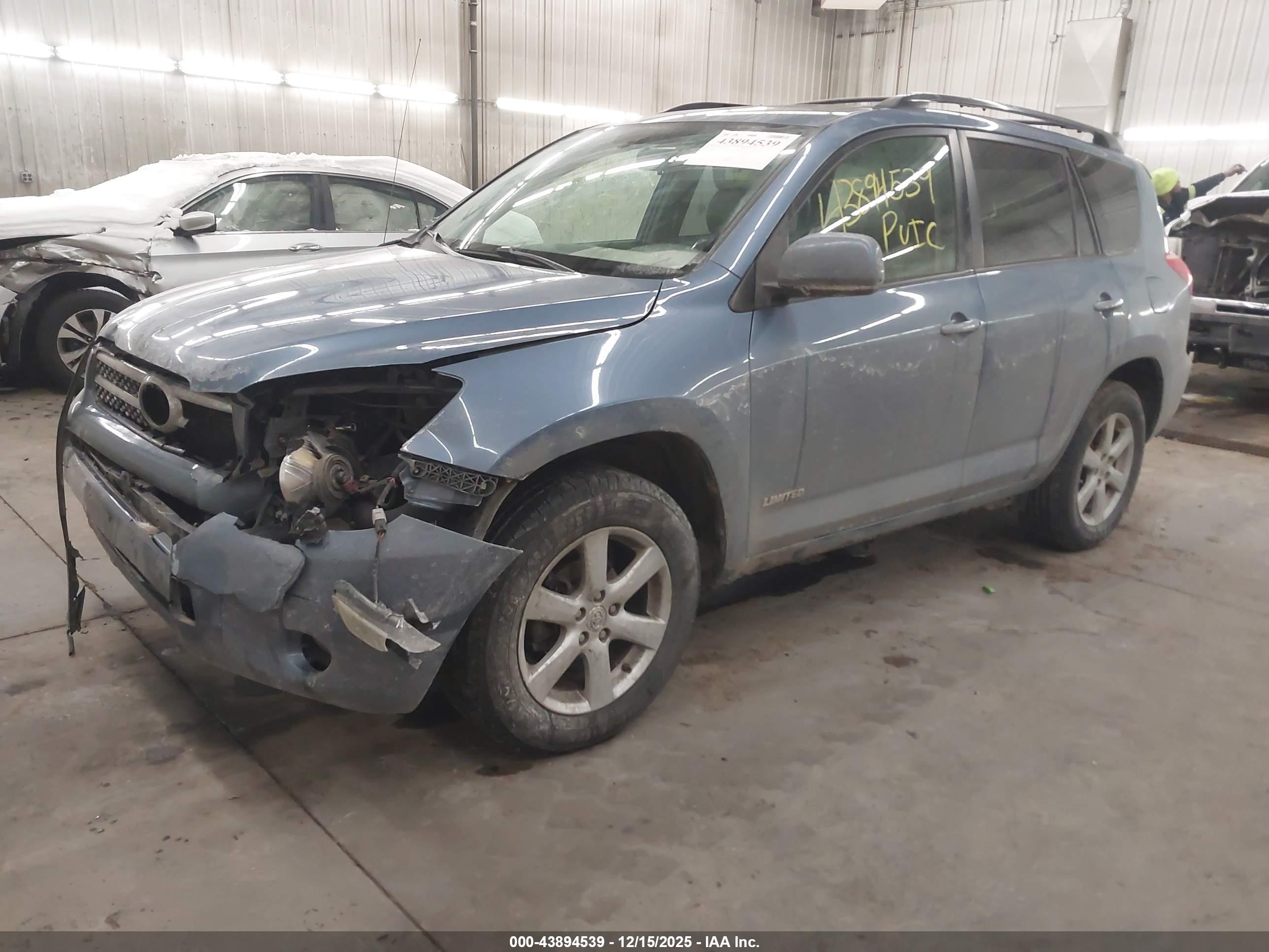 TOYOTA RAV4 image 2