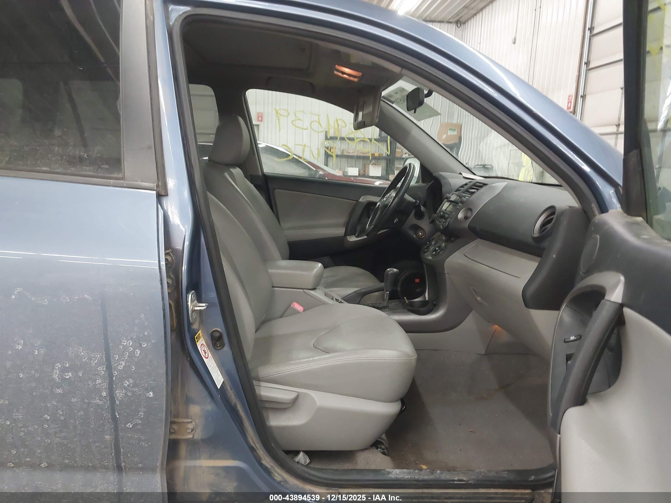 TOYOTA RAV4 image 5