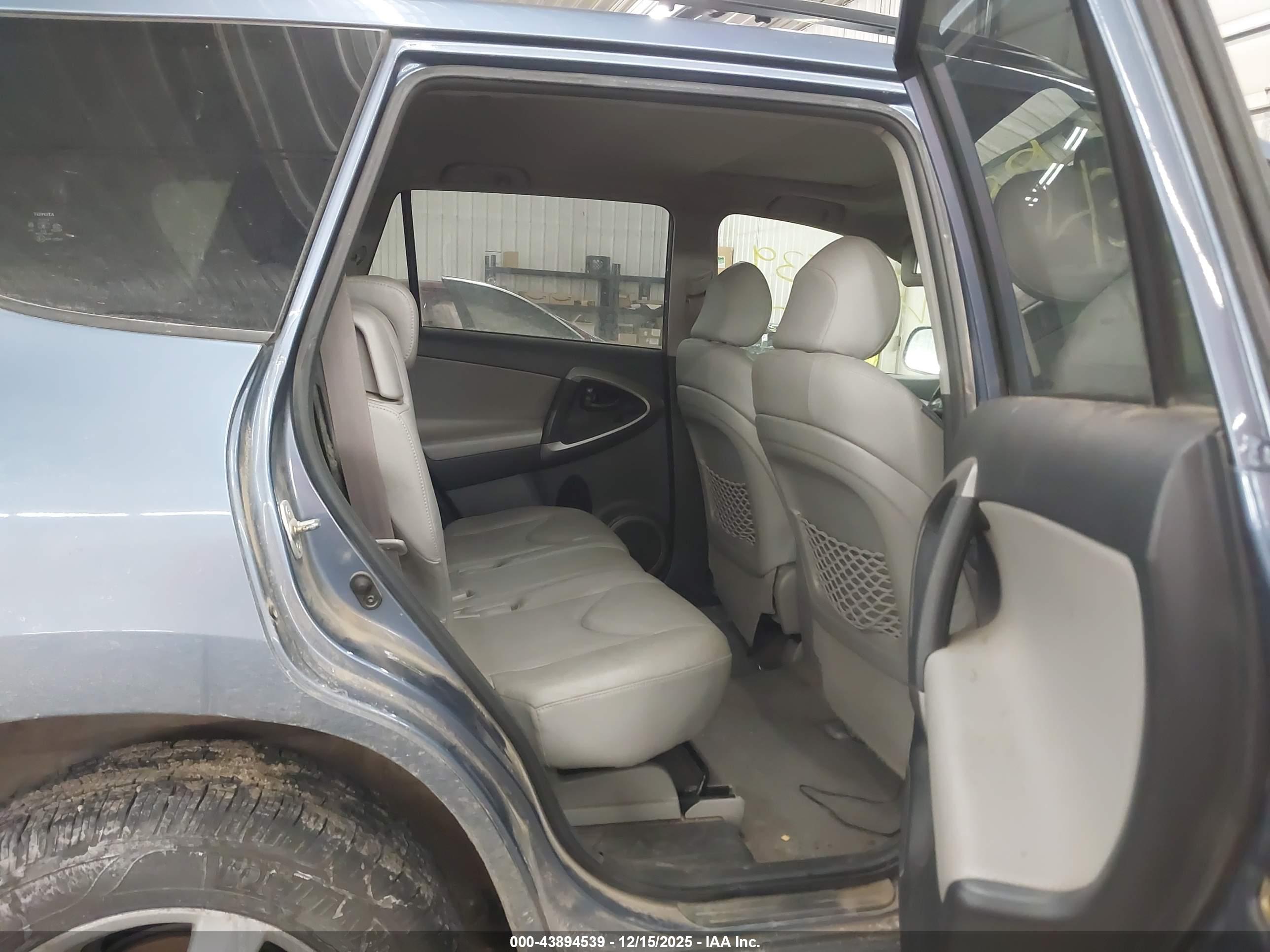 TOYOTA RAV4 image 8