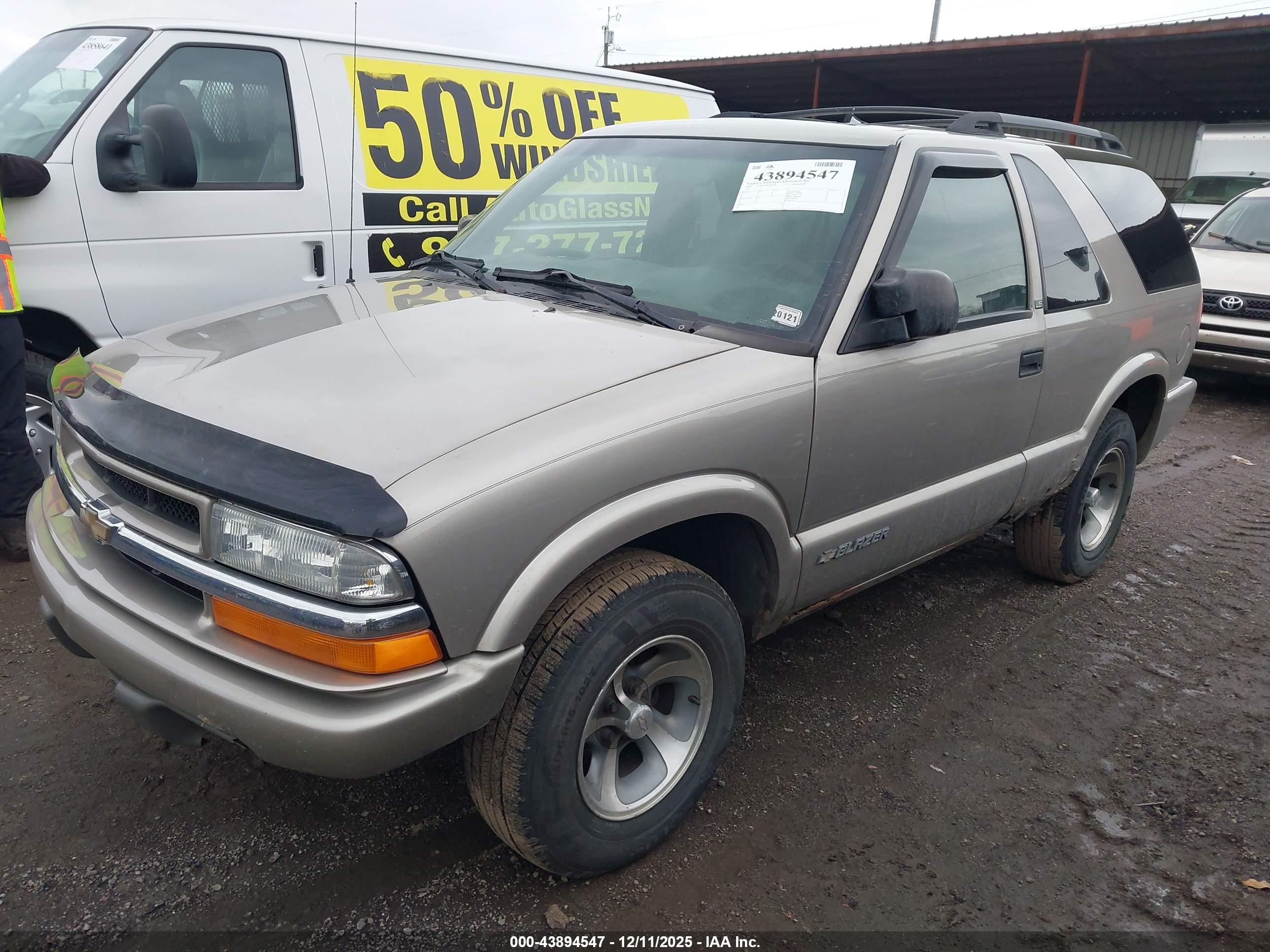 CHEVROLET BLAZER image 2