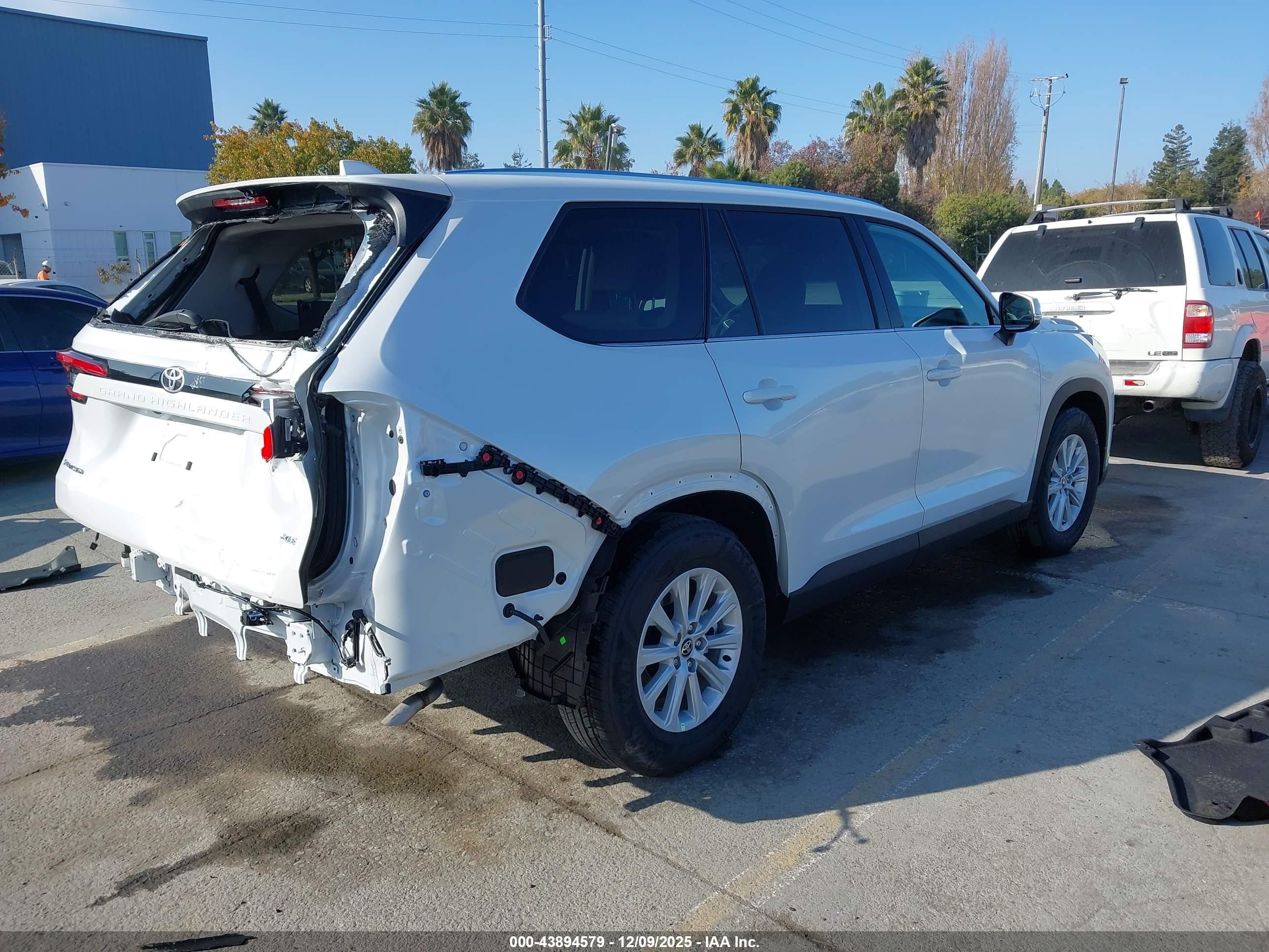 TOYOTA GRAND image 4