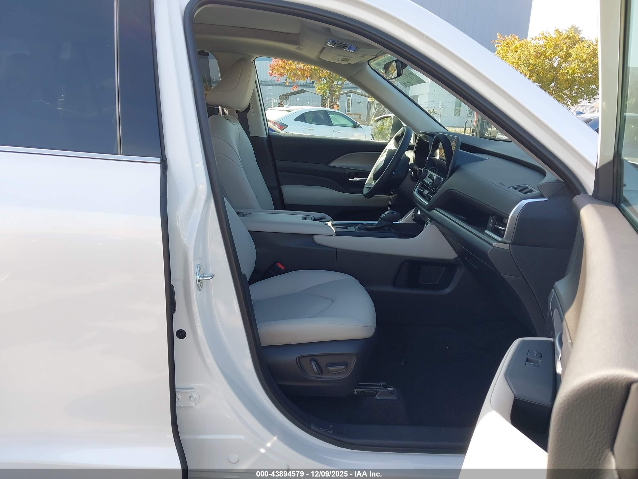 TOYOTA GRAND image 5