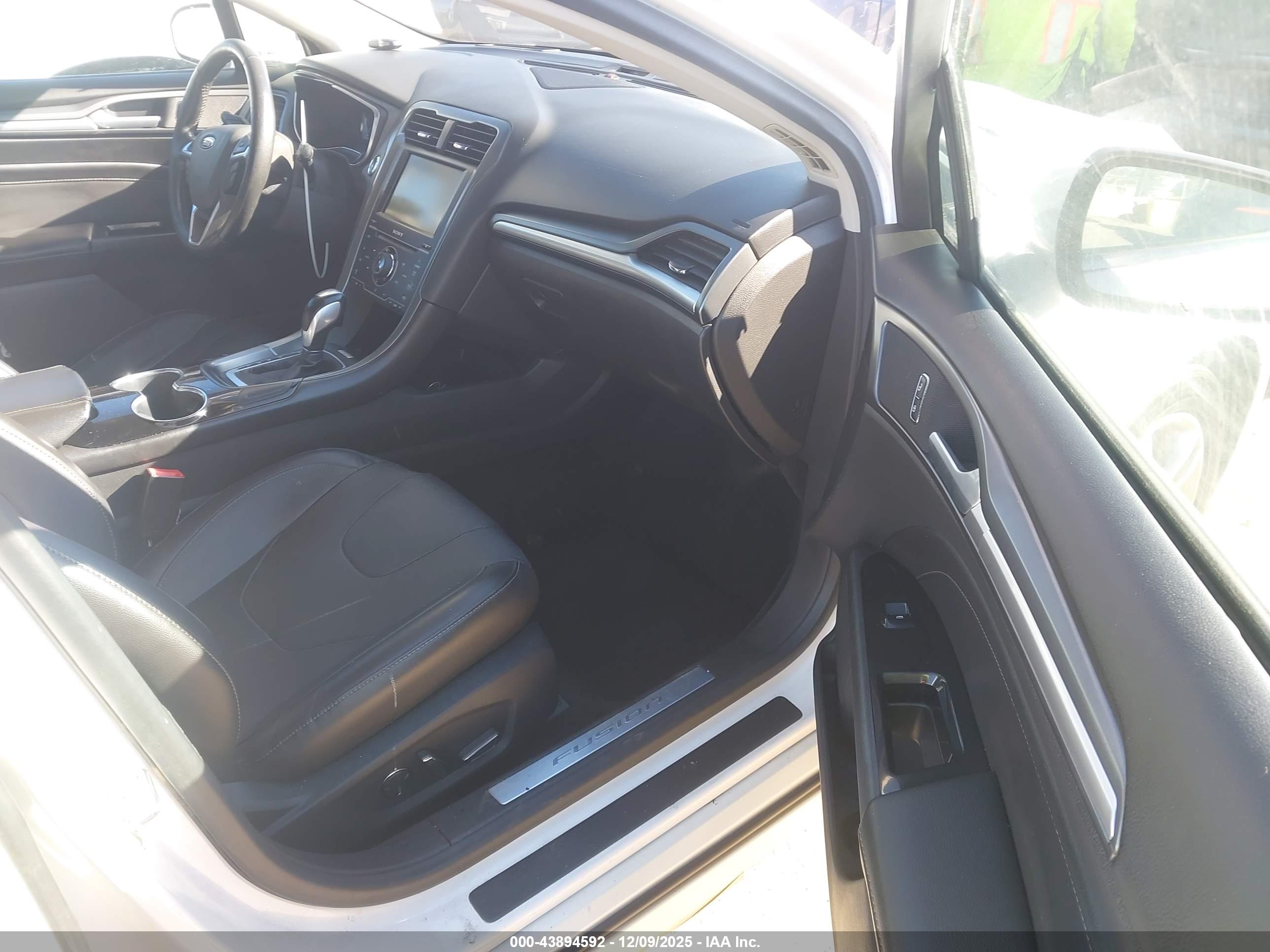 FORD FUSION image 5