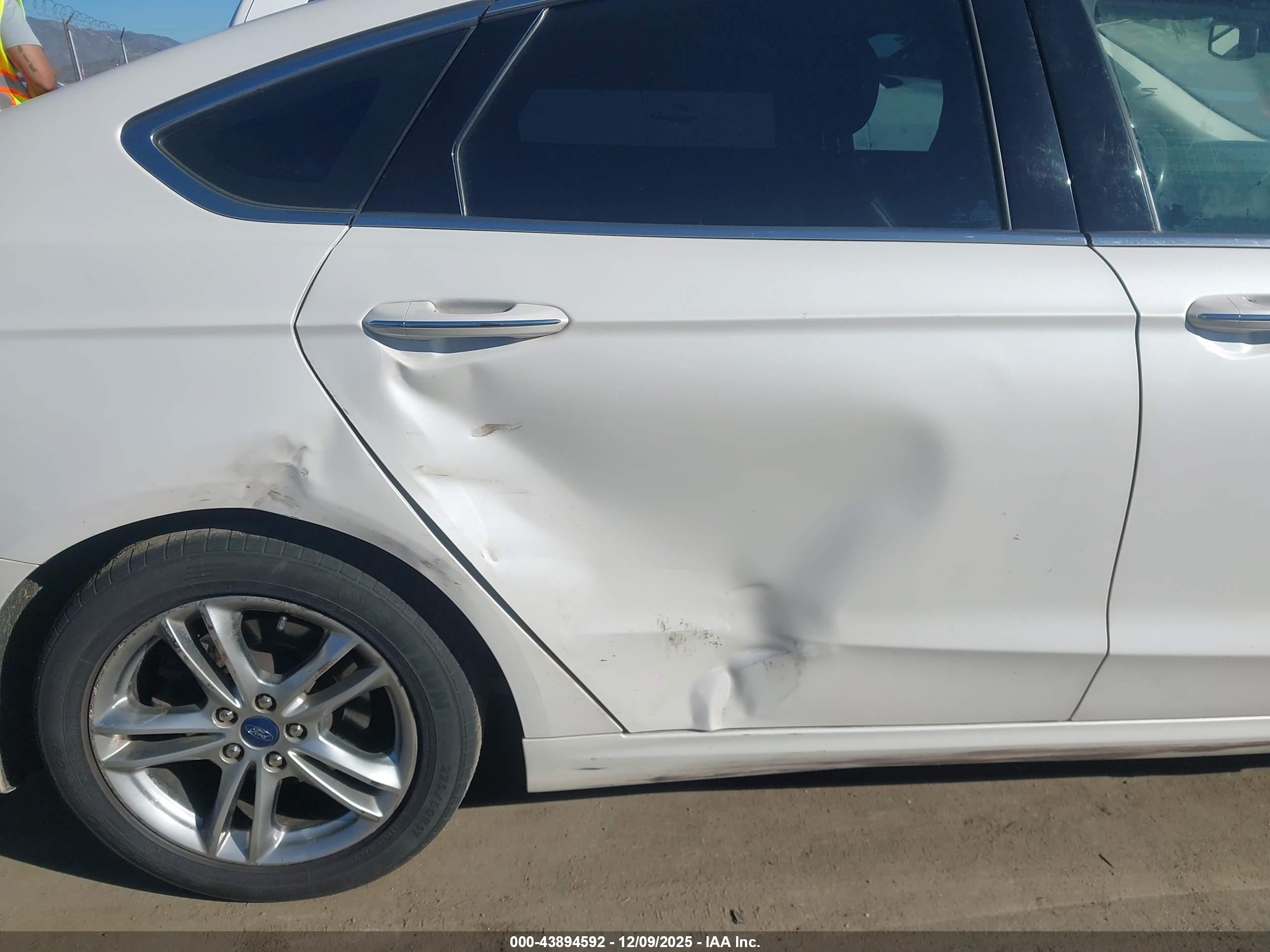 FORD FUSION image 6