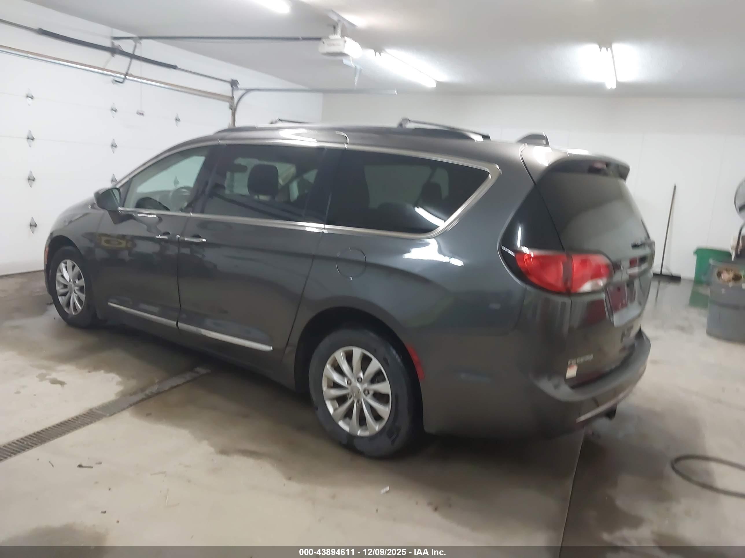 CHRYSLER PACIFICA image 3