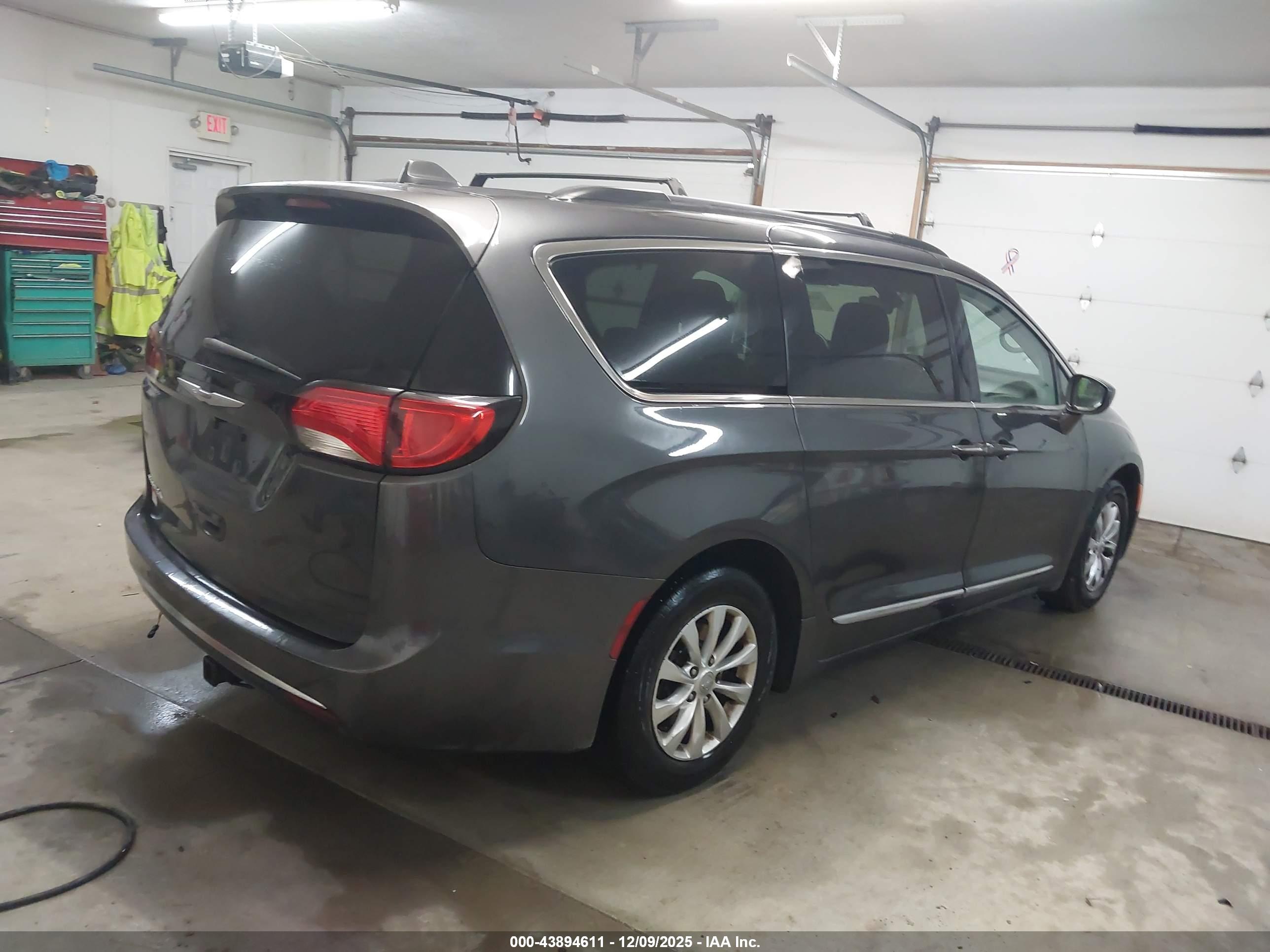 CHRYSLER PACIFICA image 4