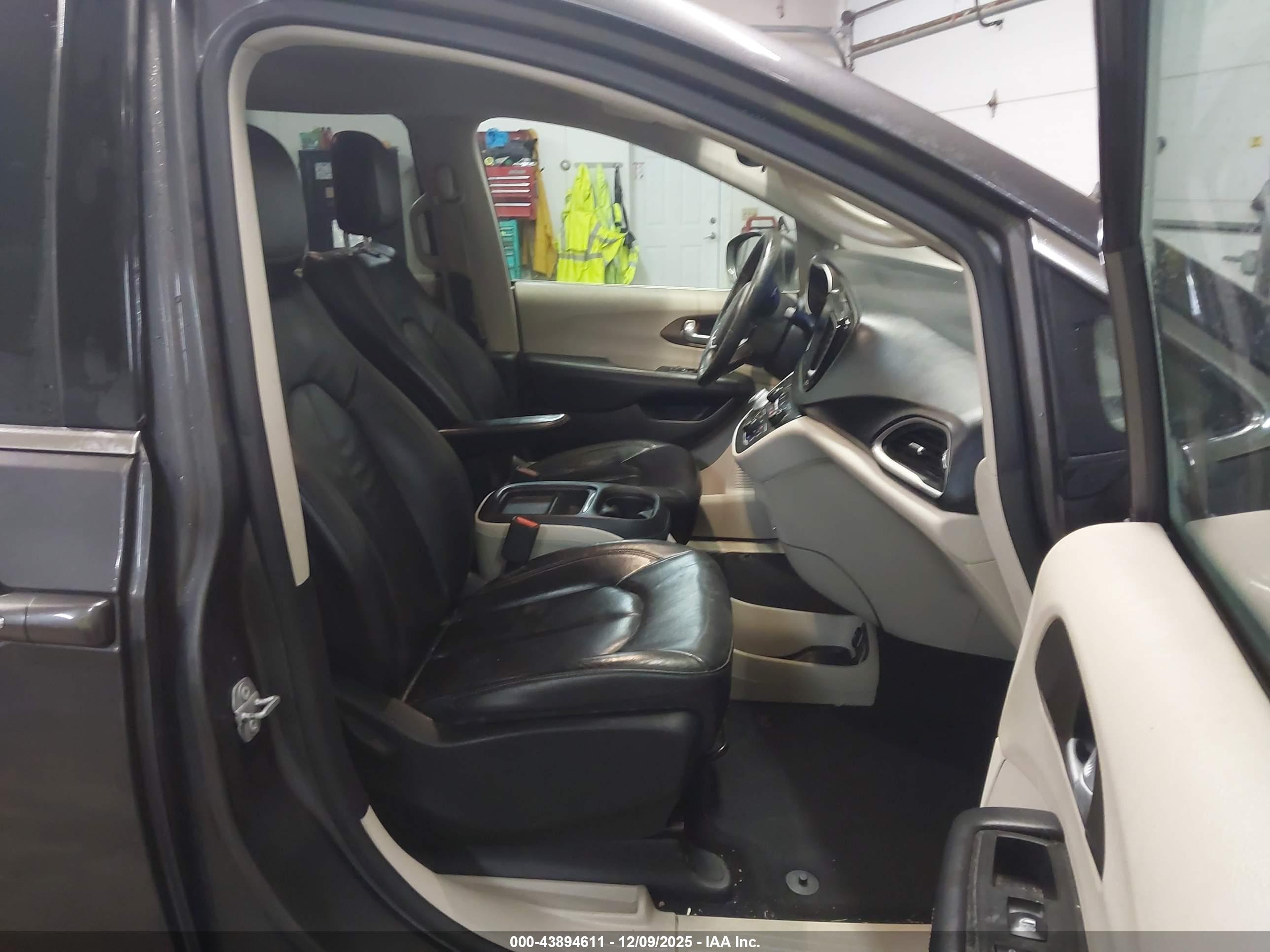 CHRYSLER PACIFICA image 5