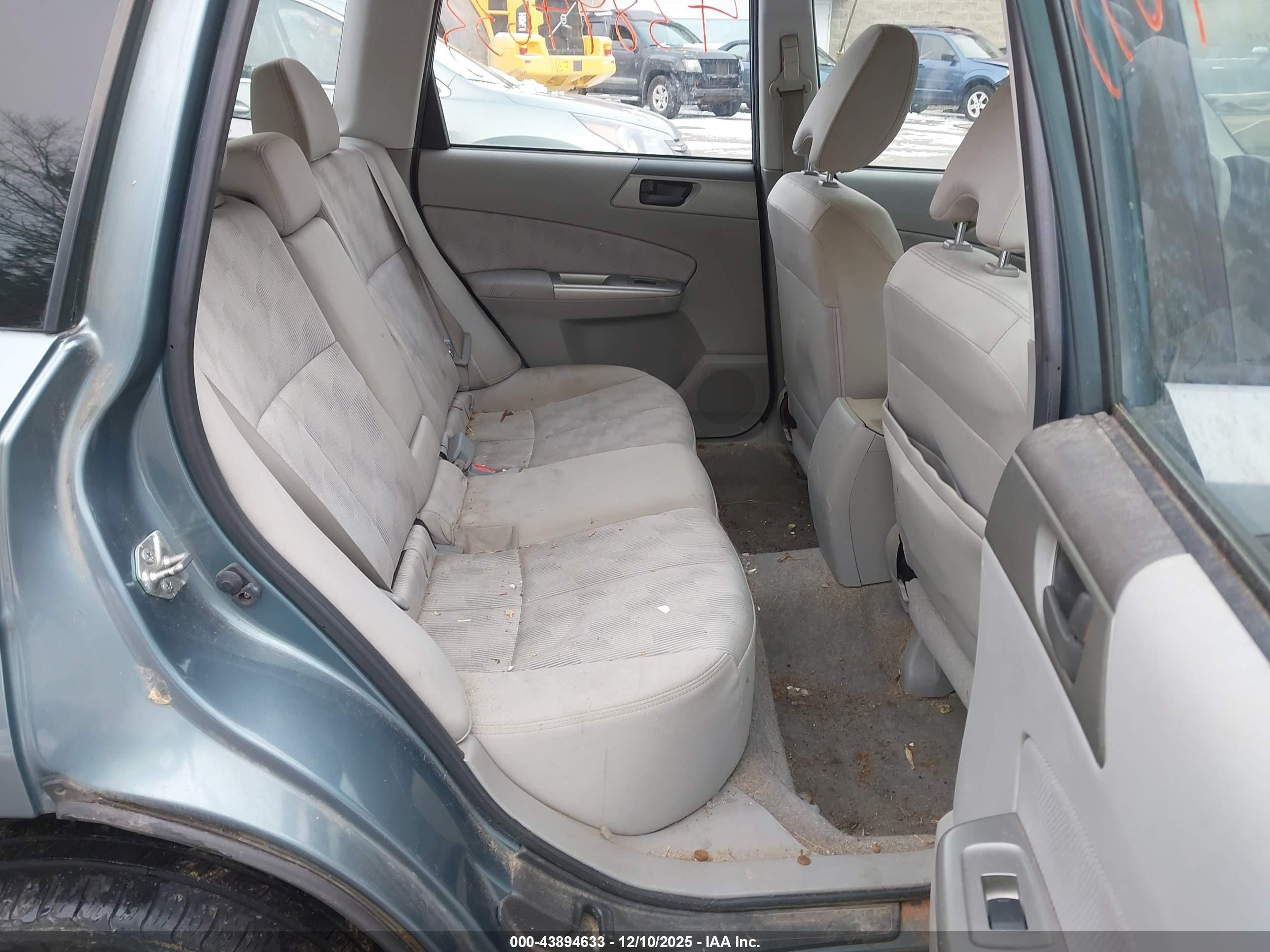 SUBARU FORESTER image 8