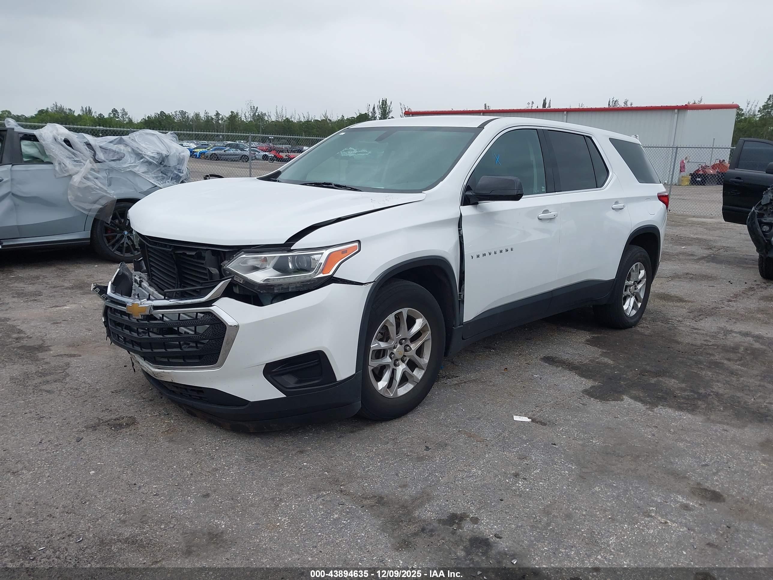 CHEVROLET TRAVERSE image 2