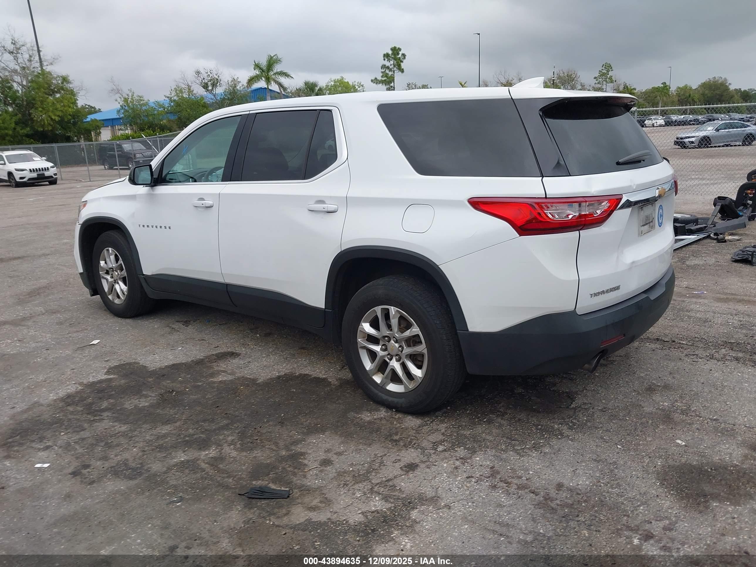 CHEVROLET TRAVERSE image 3