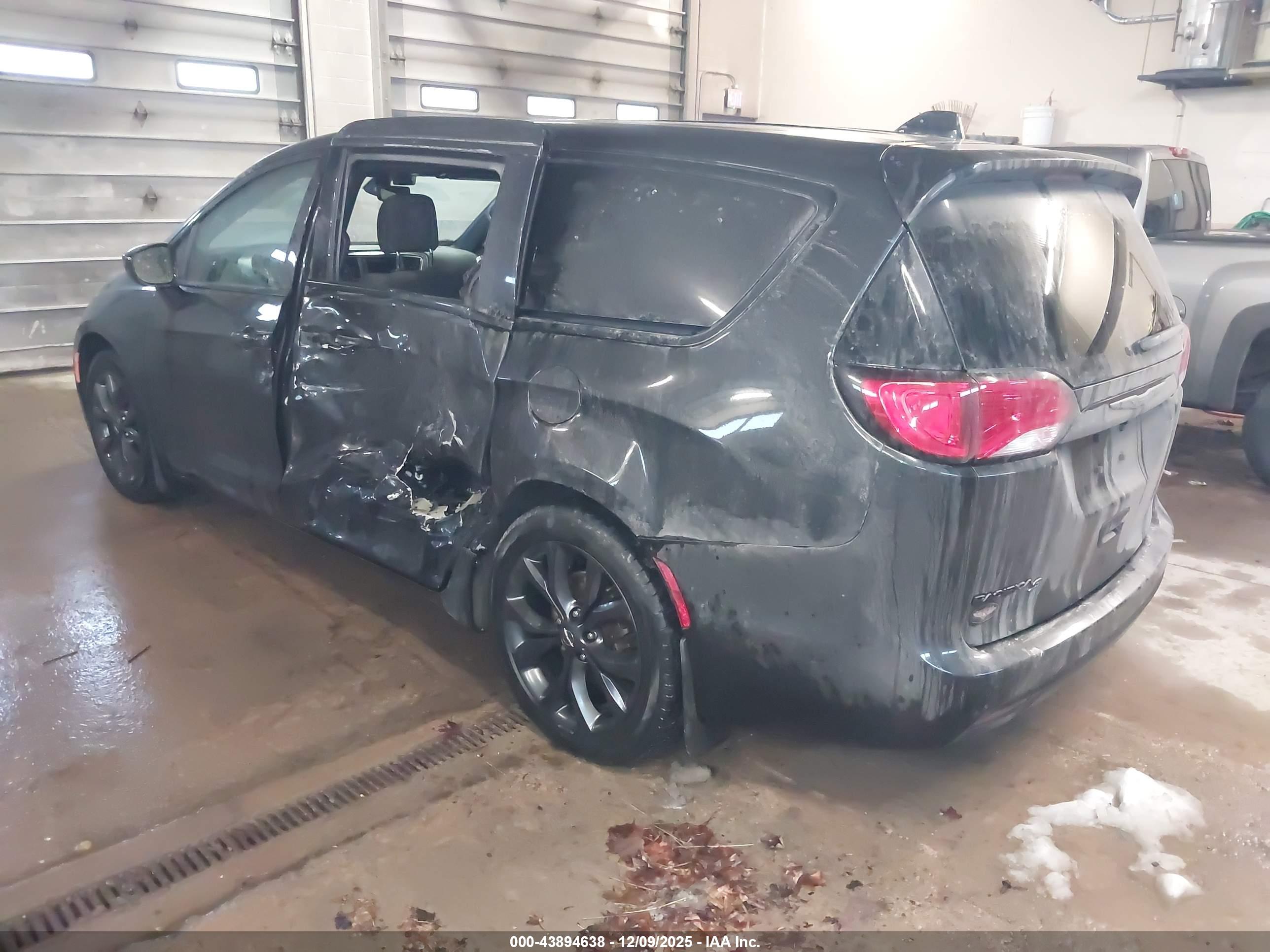 CHRYSLER PACIFICA image 3