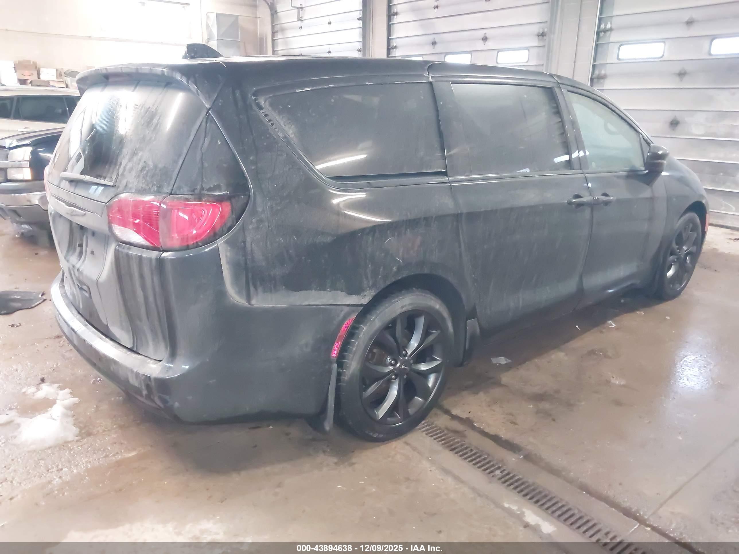 CHRYSLER PACIFICA image 4