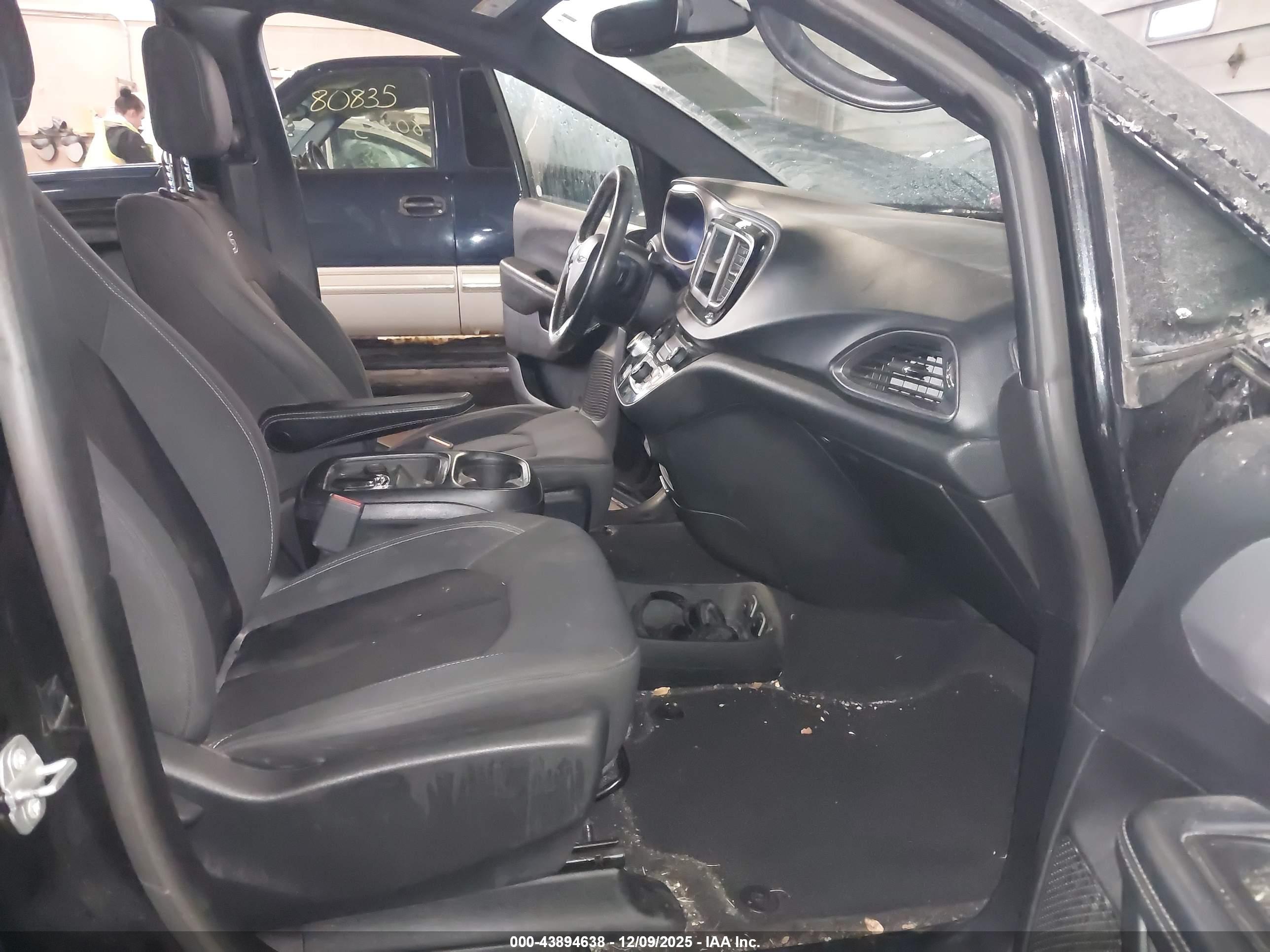 CHRYSLER PACIFICA image 5