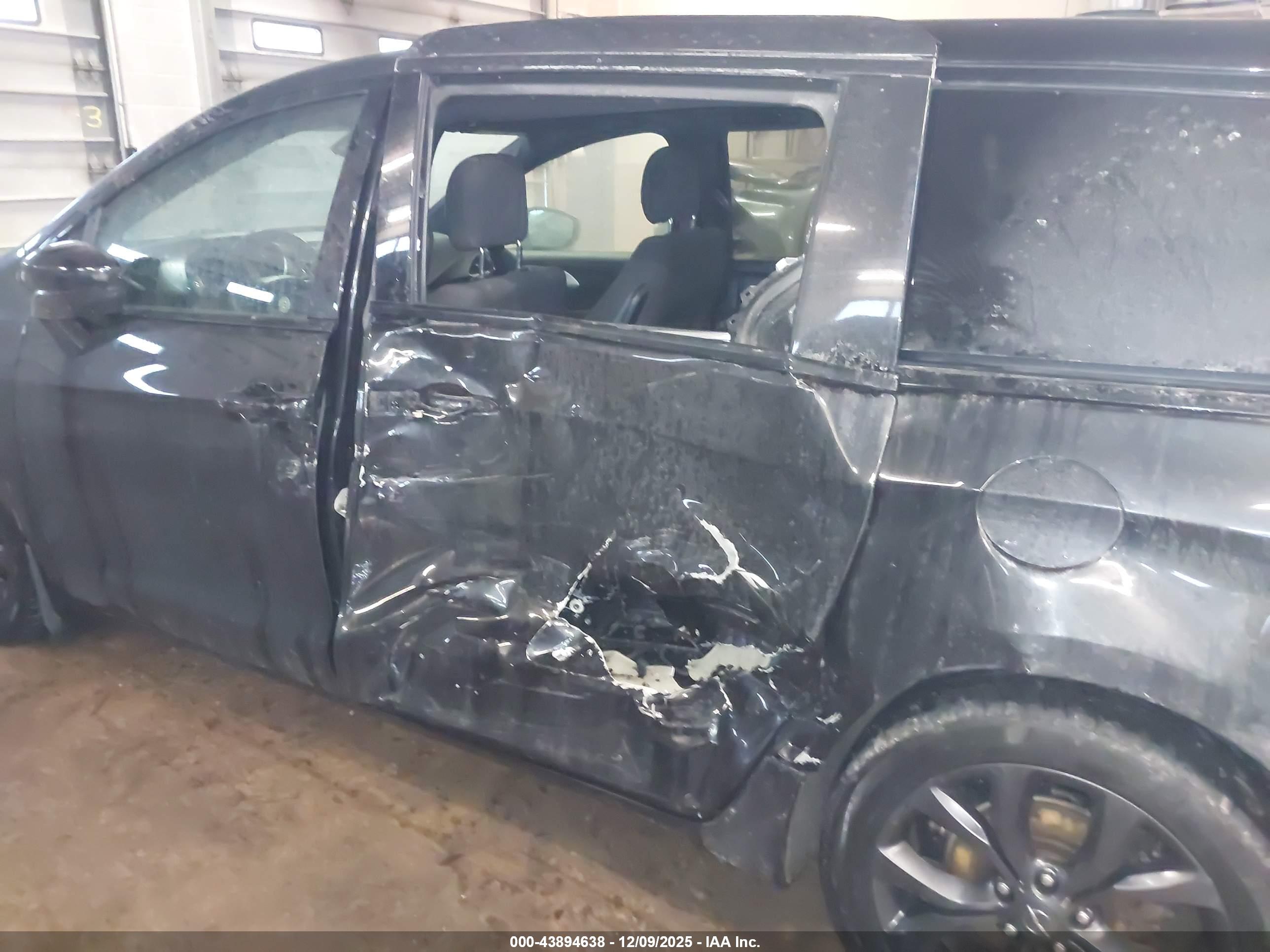 CHRYSLER PACIFICA image 6