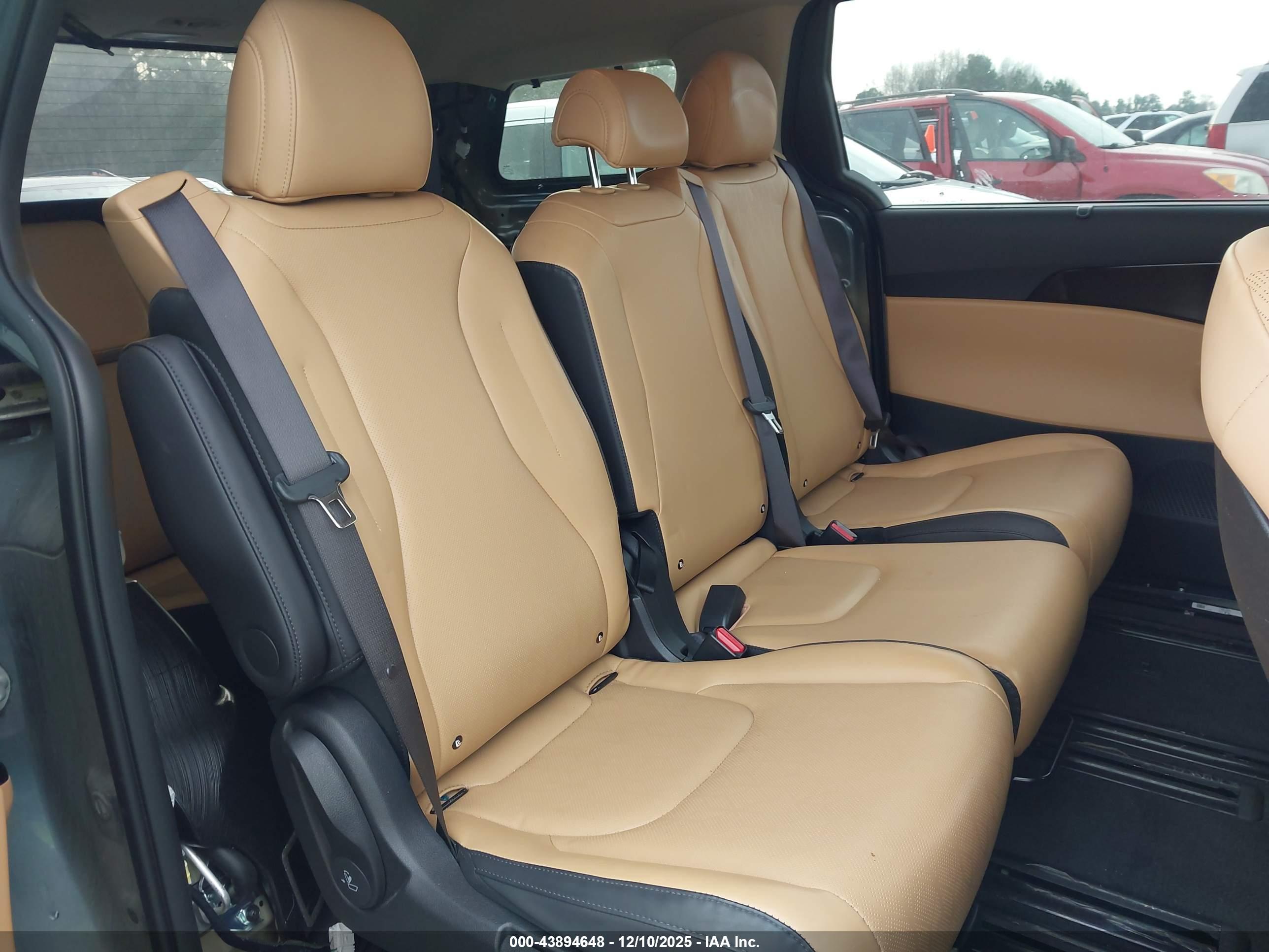 KIA CARNIVAL image 8