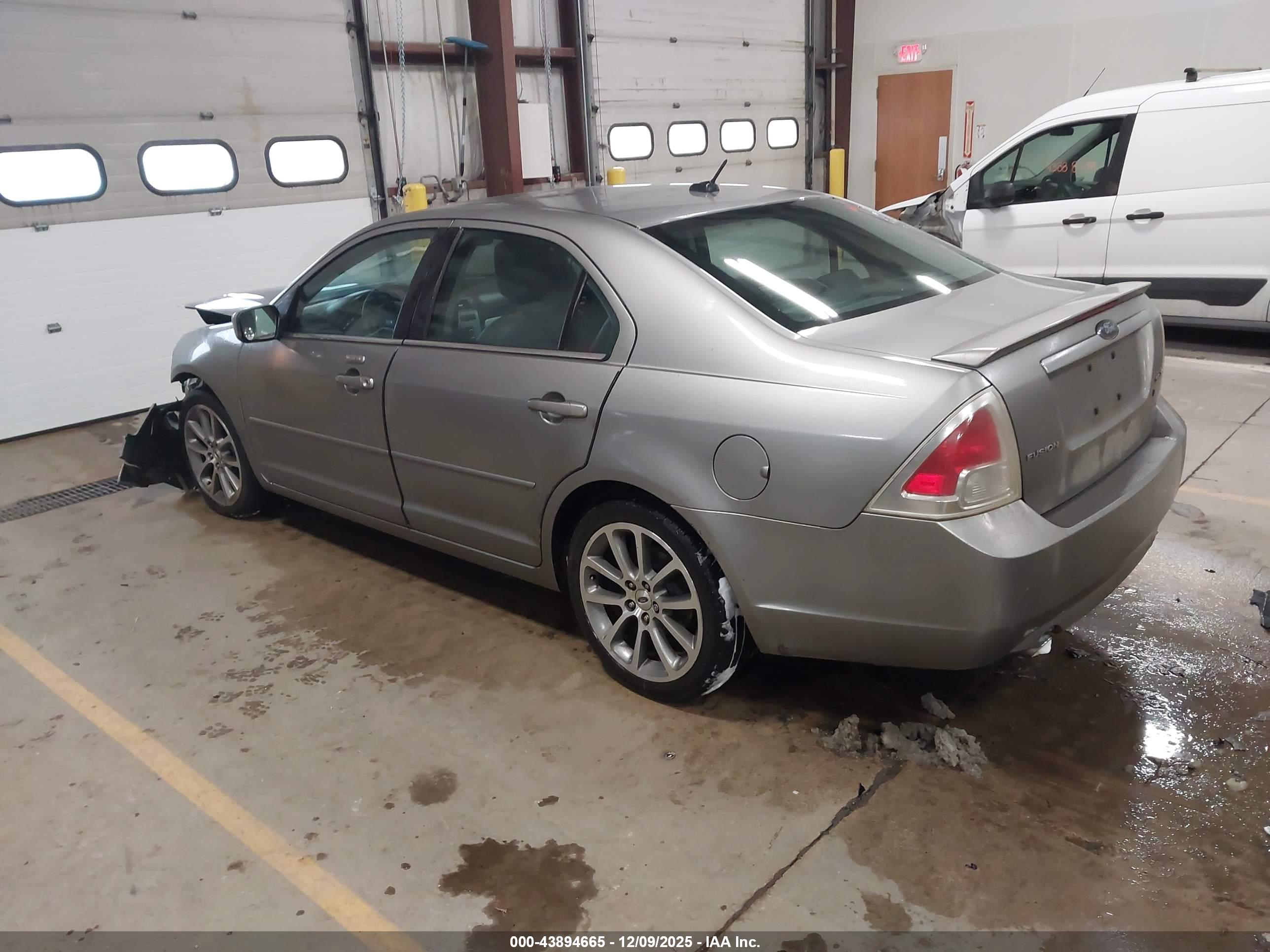 FORD FUSION image 3