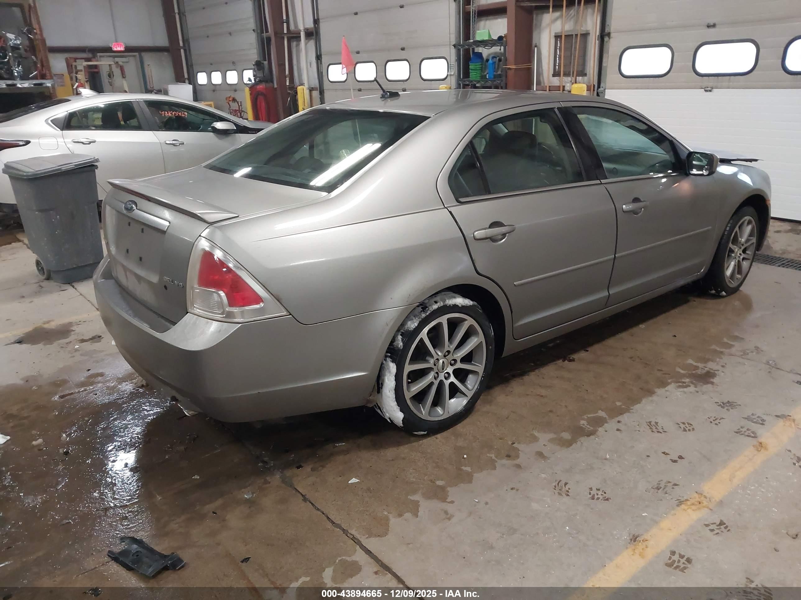 FORD FUSION image 4