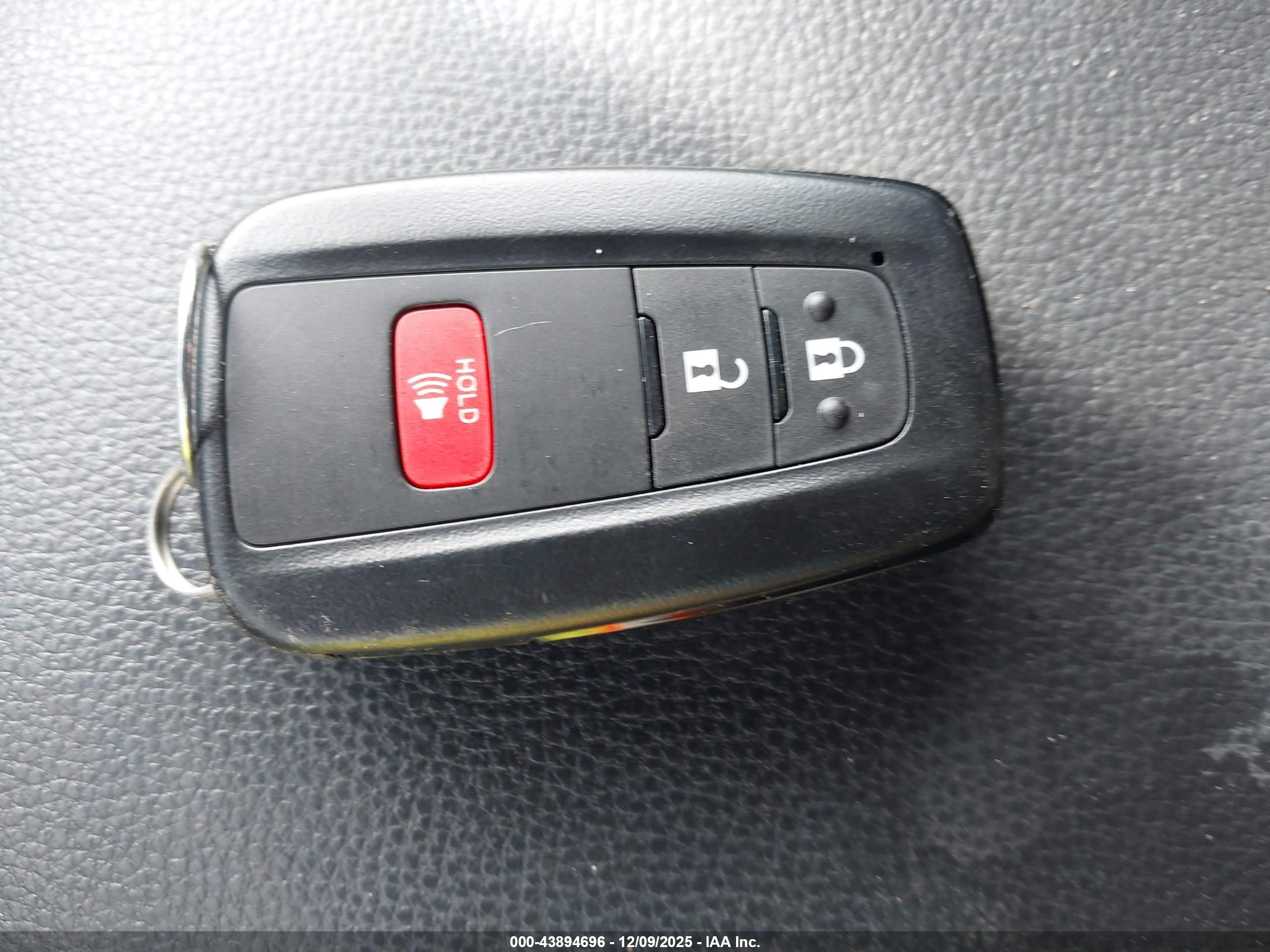 TOYOTA RAV4 image 11