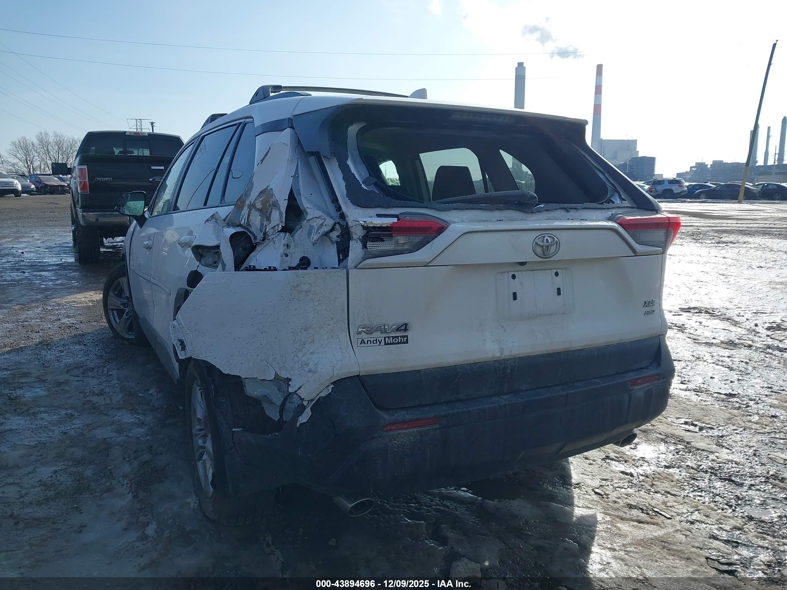 TOYOTA RAV4 image 3