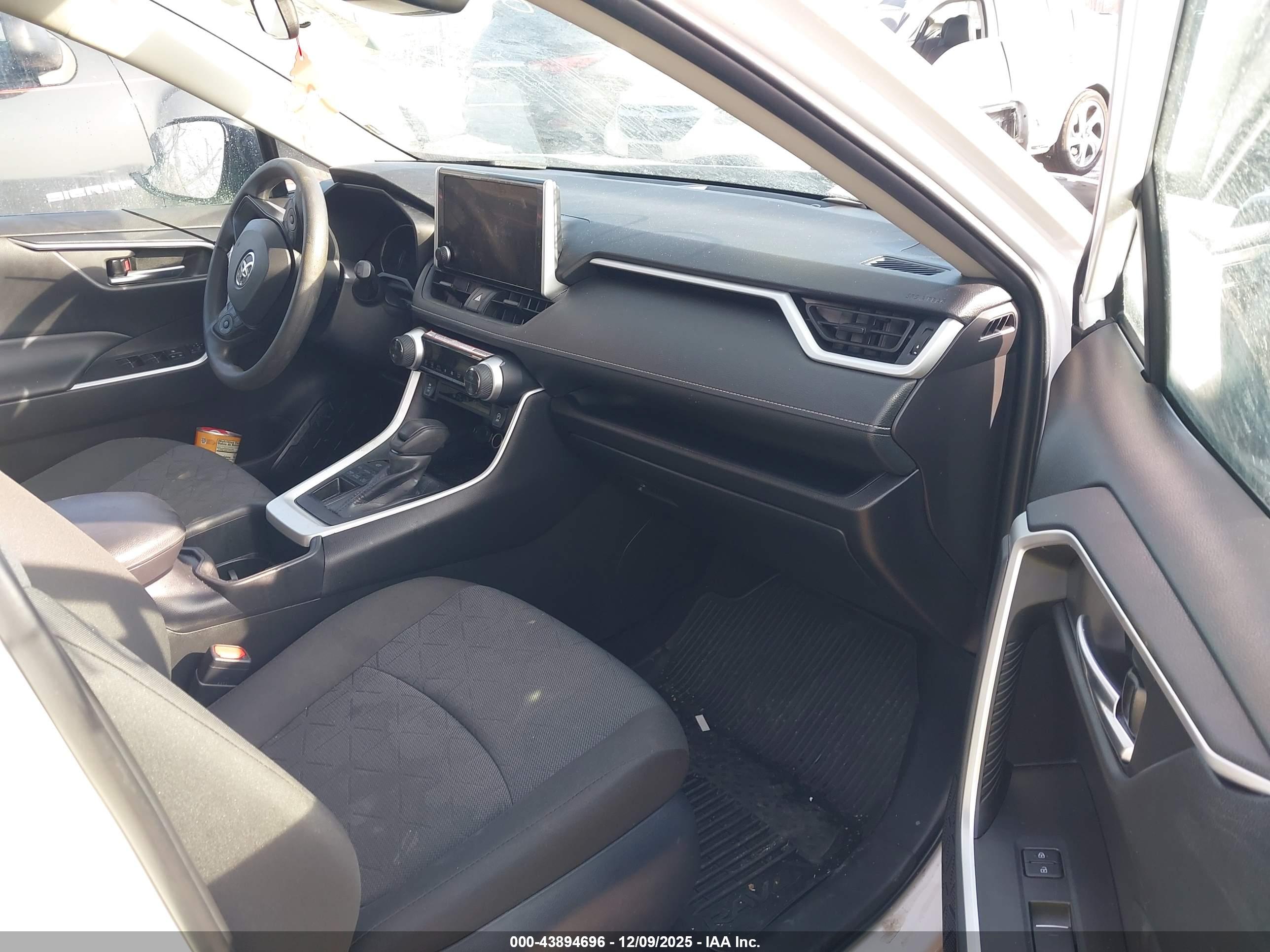 TOYOTA RAV4 image 5